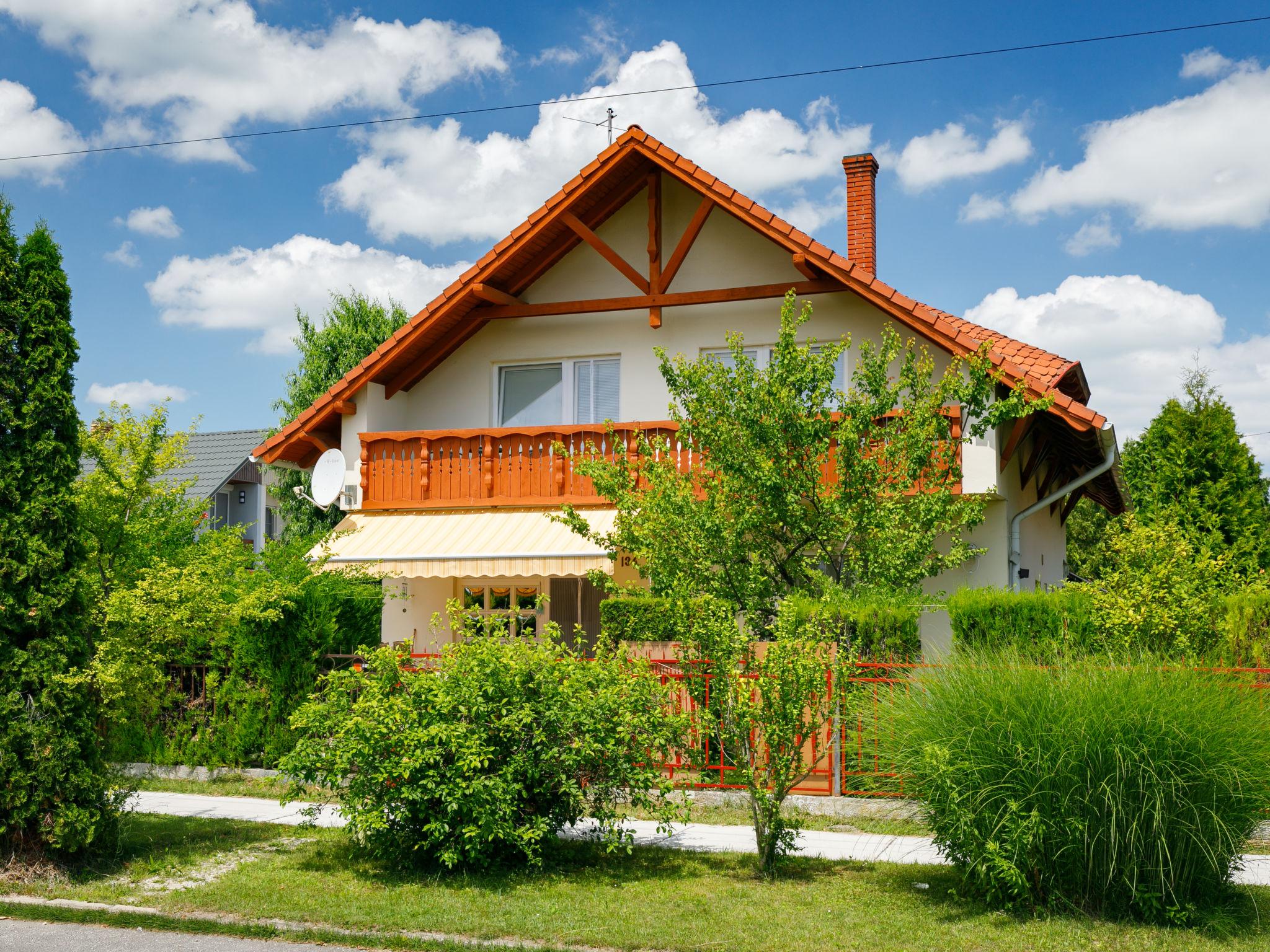 Foto 1 - Apartamento de 3 habitaciones en Balatonmáriafürdő con jardín