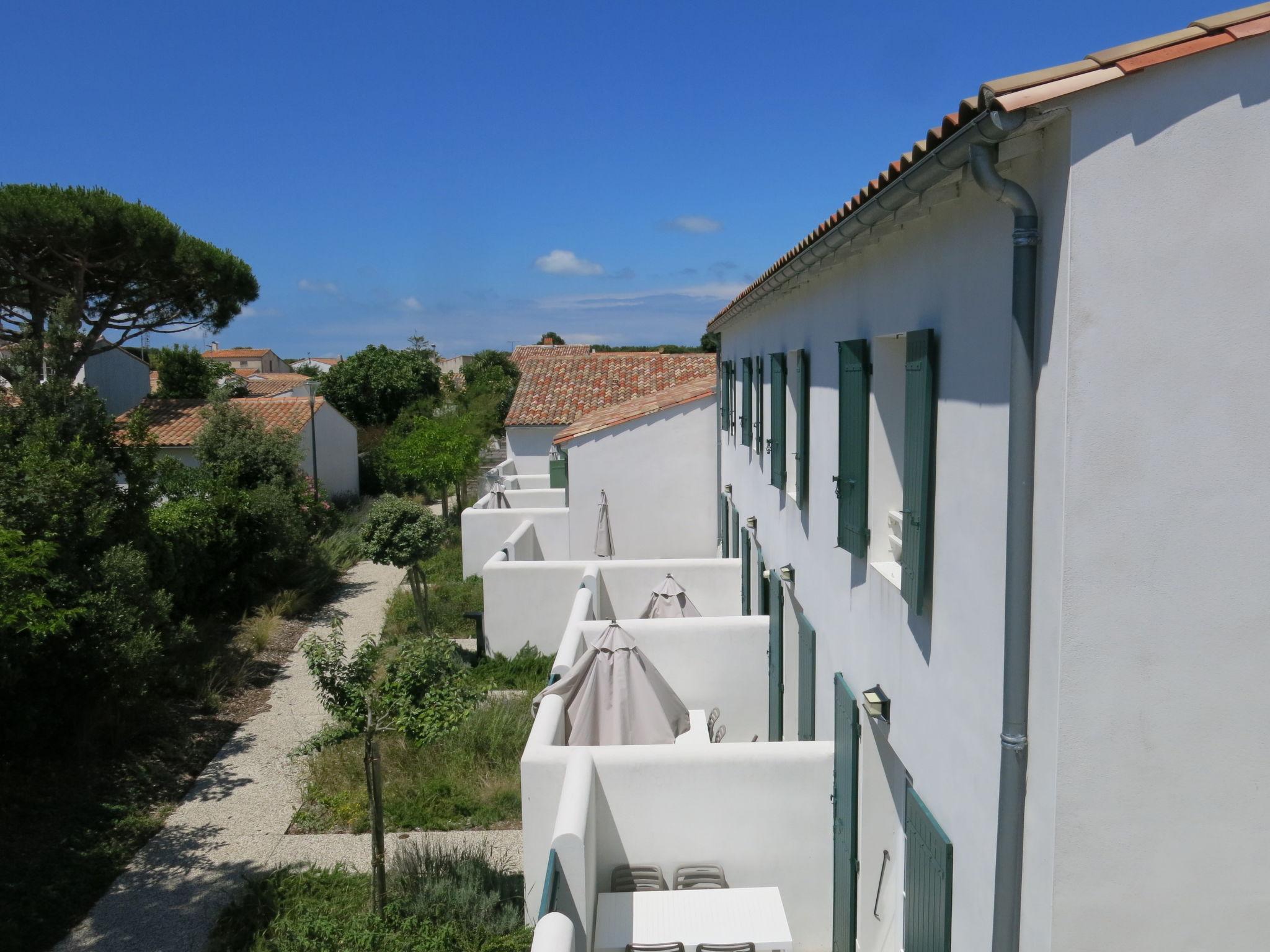 Foto 3 - Appartamento con 1 camera da letto a Rivedoux-Plage con piscina e vista mare