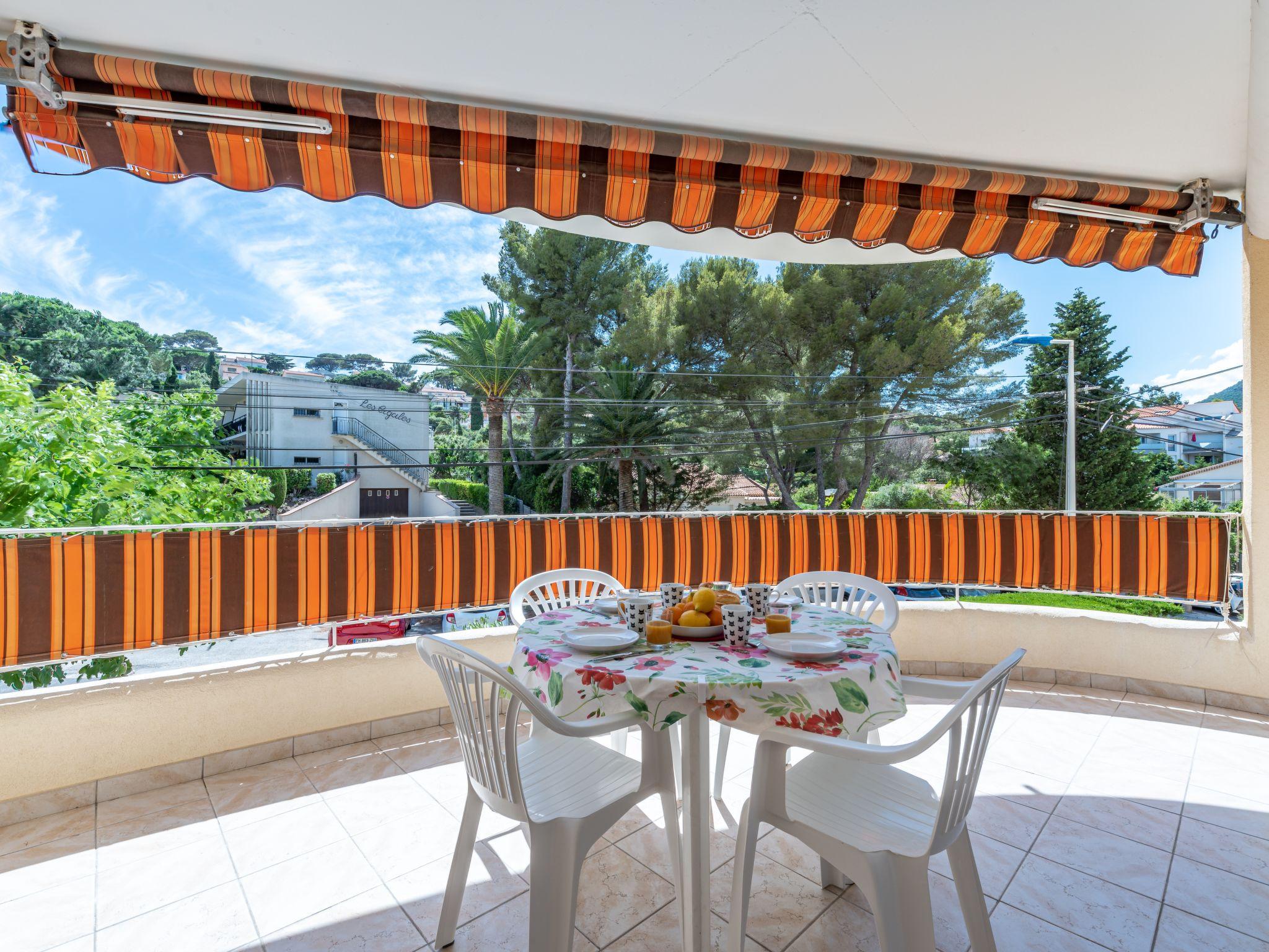 Photo 1 - 2 bedroom Apartment in Cavalaire-sur-Mer with garden and terrace