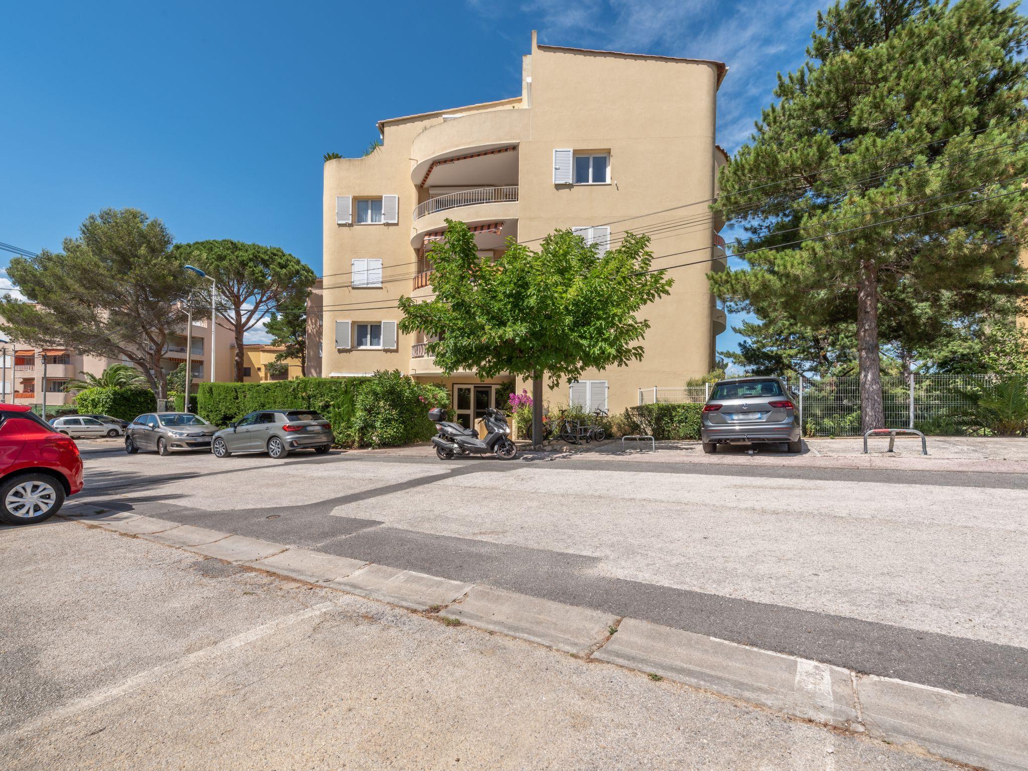 Foto 15 - Apartamento de 2 habitaciones en Cavalaire-sur-Mer con jardín y vistas al mar