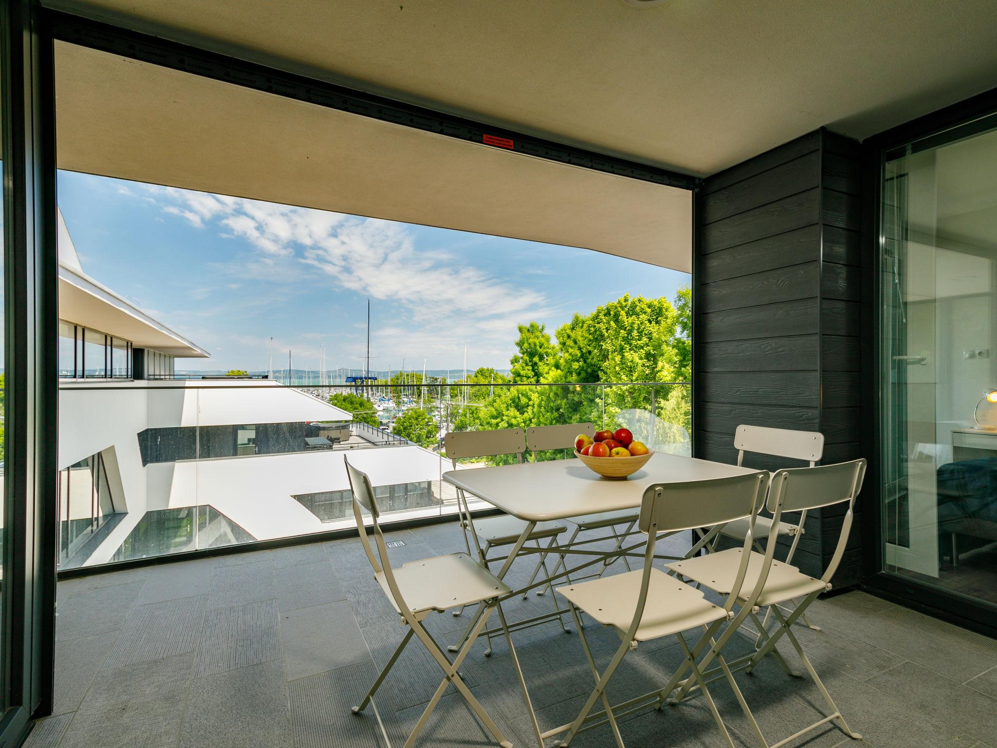 Foto 20 - Appartamento con 2 camere da letto a Balatonszemes con piscina e vista sulle montagne