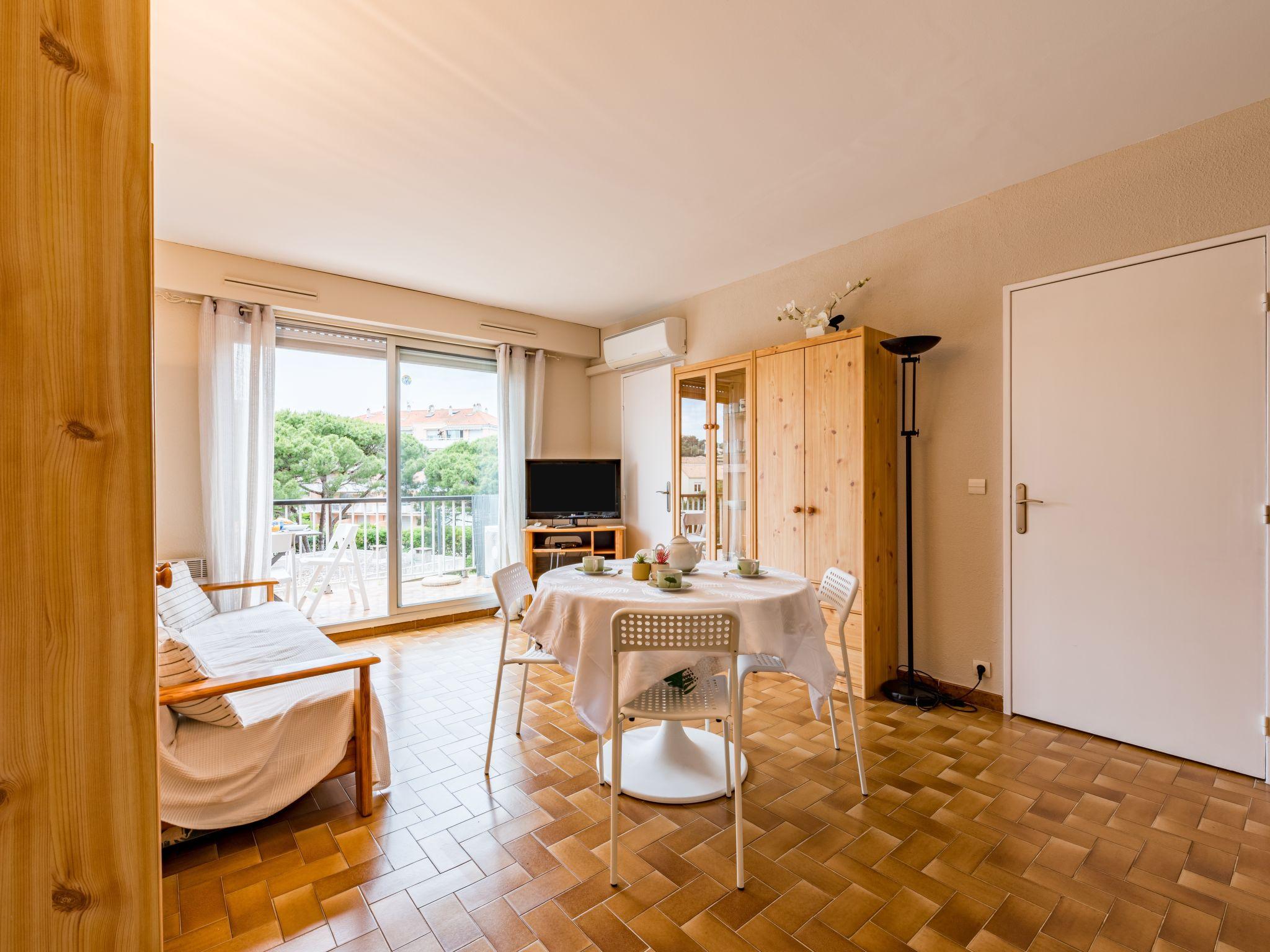 Foto 7 - Apartamento de 1 habitación en Cavalaire-sur-Mer con vistas al mar
