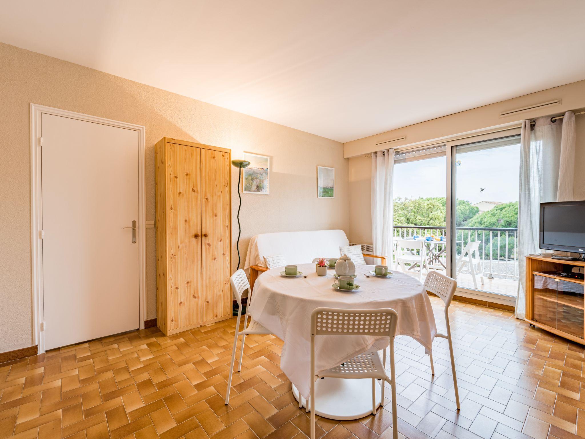 Foto 6 - Appartamento con 1 camera da letto a Cavalaire-sur-Mer con vista mare