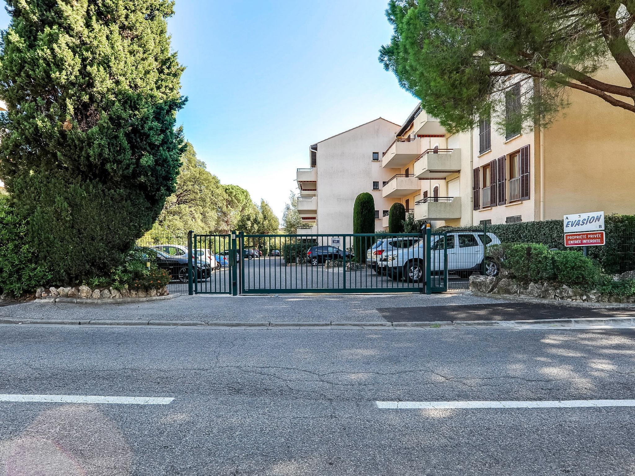 Foto 19 - Apartamento de 1 habitación en Cavalaire-sur-Mer con terraza y vistas al mar