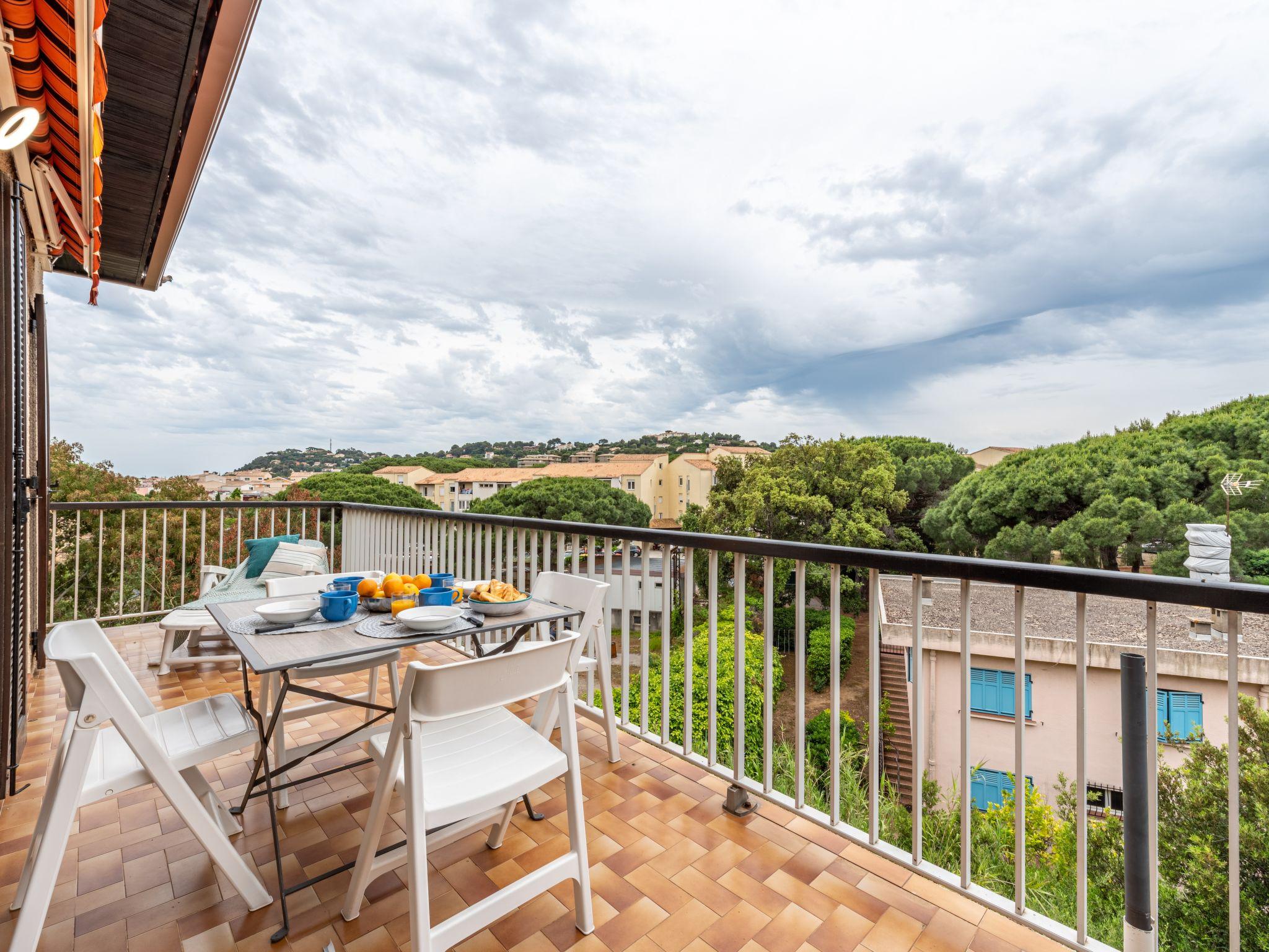 Foto 1 - Apartamento de 1 habitación en Cavalaire-sur-Mer con vistas al mar