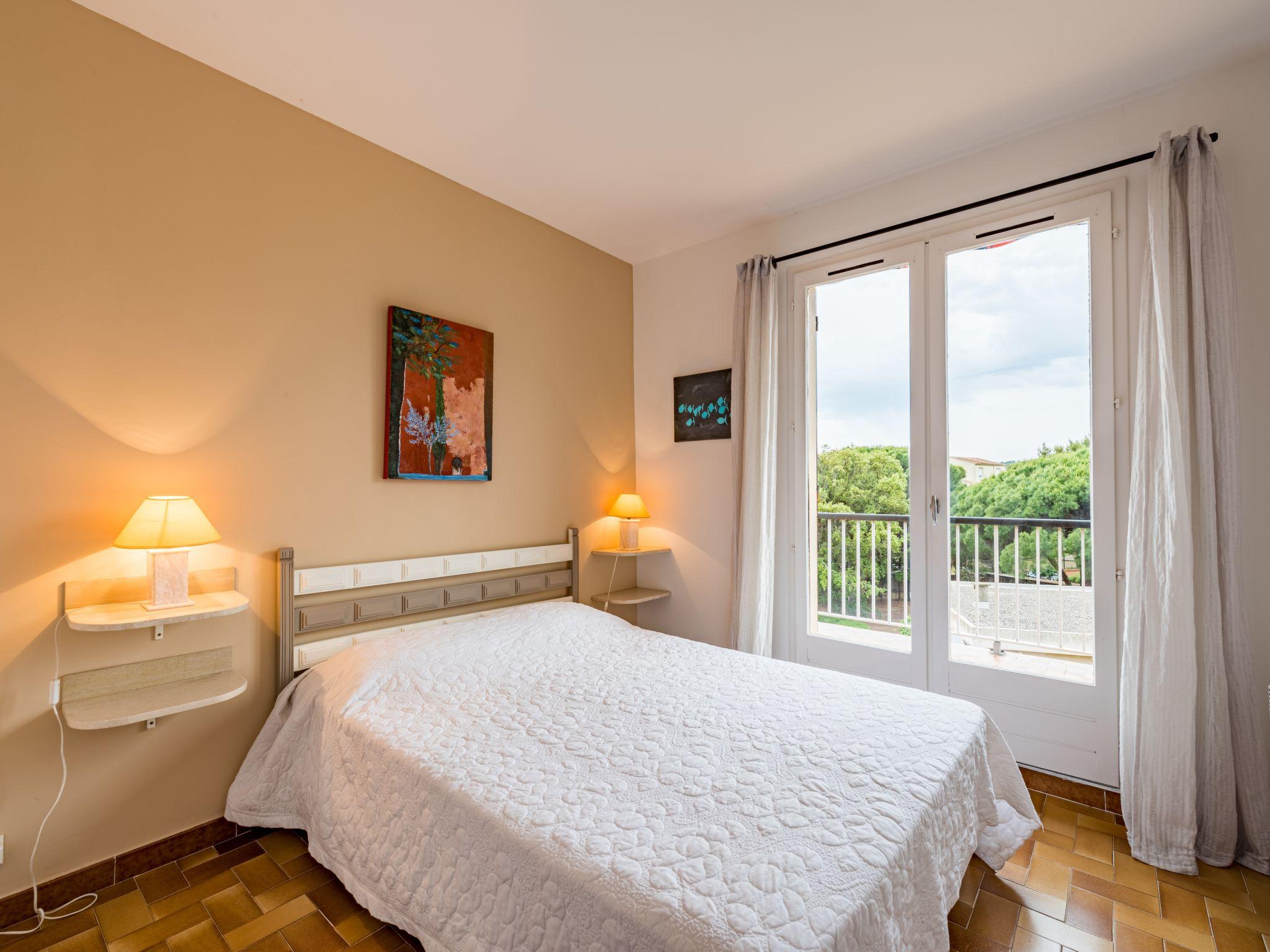 Foto 9 - Apartment mit 1 Schlafzimmer in Cavalaire-sur-Mer mit blick aufs meer