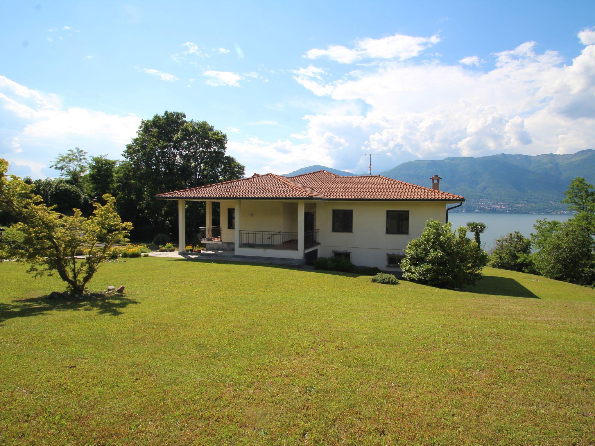 Foto 36 - Casa con 4 camere da letto a Porto Valtravaglia con piscina privata e vista sulle montagne