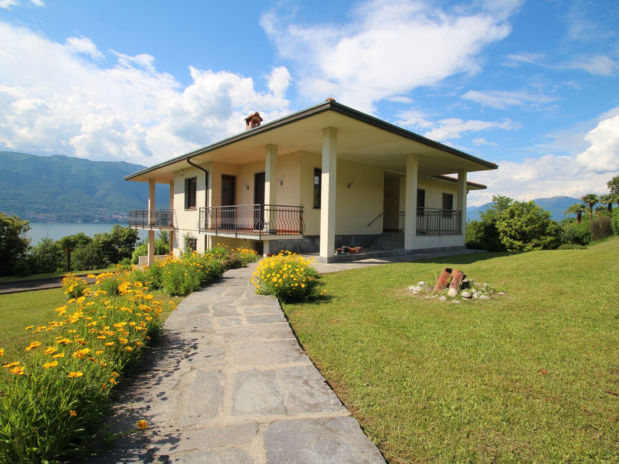 Foto 1 - Casa de 4 quartos em Porto Valtravaglia com piscina privada e vista para a montanha
