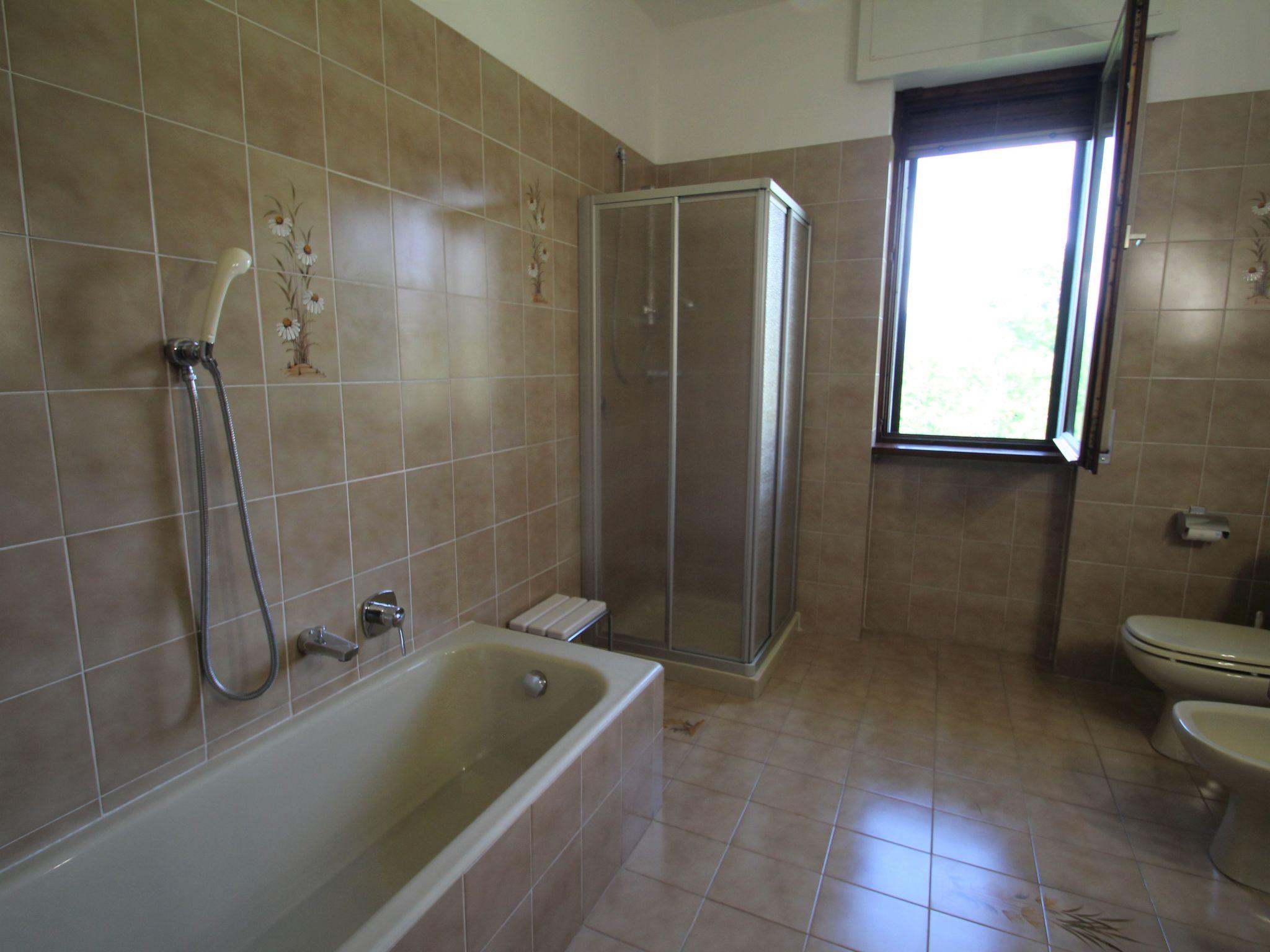 Photo 27 - 4 bedroom House in Porto Valtravaglia with private pool and garden