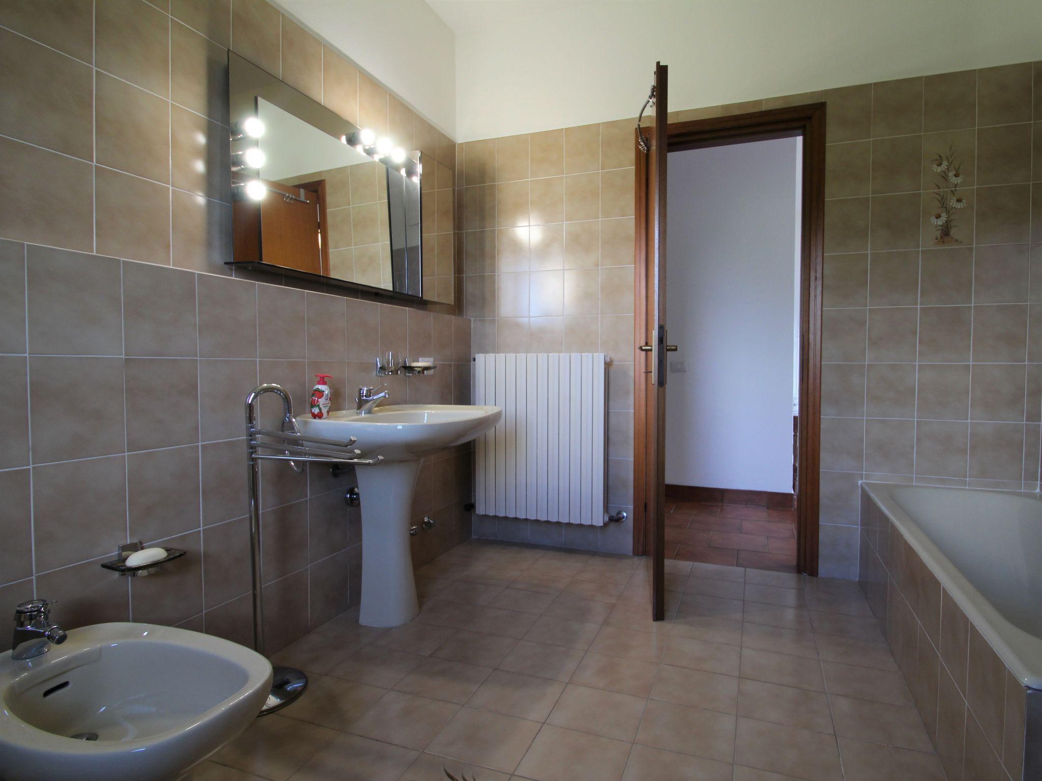 Photo 26 - 4 bedroom House in Porto Valtravaglia with private pool and garden