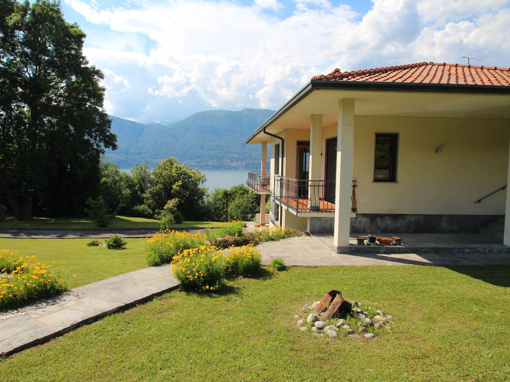 Foto 4 - Casa con 4 camere da letto a Porto Valtravaglia con piscina privata e vista sulle montagne