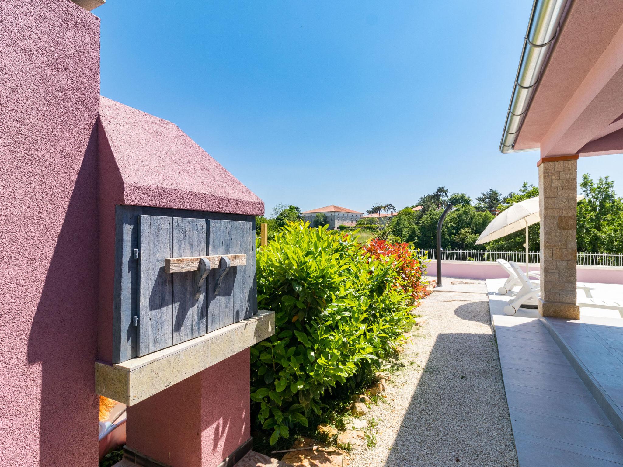 Photo 14 - Maison de 3 chambres à Svetvinčenat avec piscine privée et vues à la mer