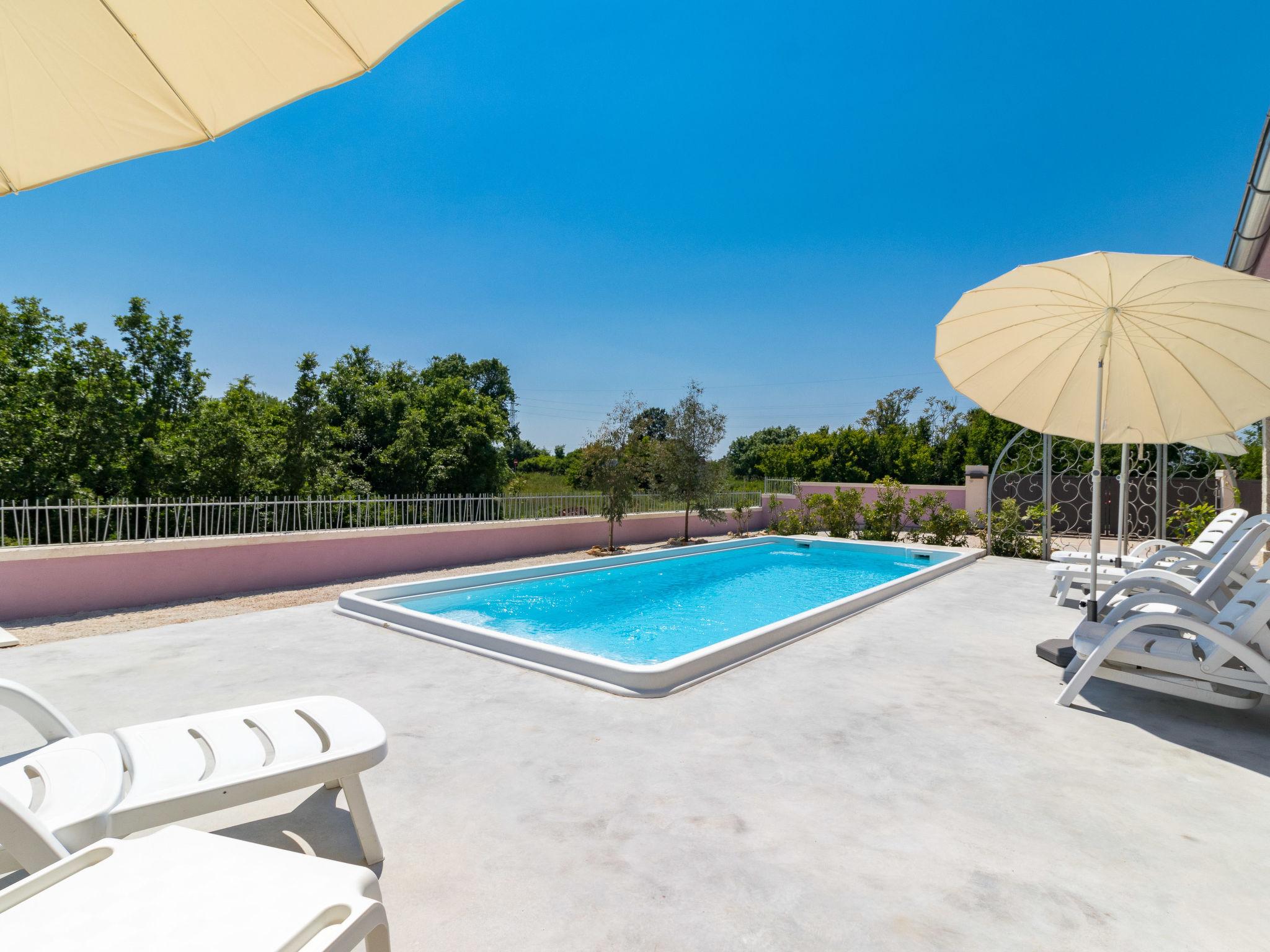 Photo 12 - Maison de 3 chambres à Svetvinčenat avec piscine privée et vues à la mer