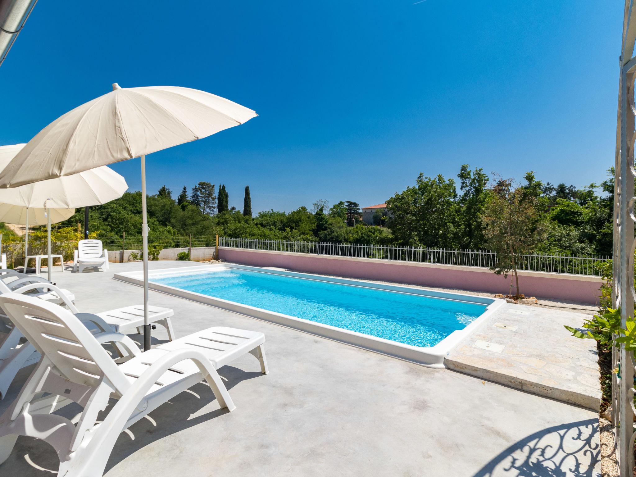 Photo 2 - Maison de 3 chambres à Svetvinčenat avec piscine privée et vues à la mer