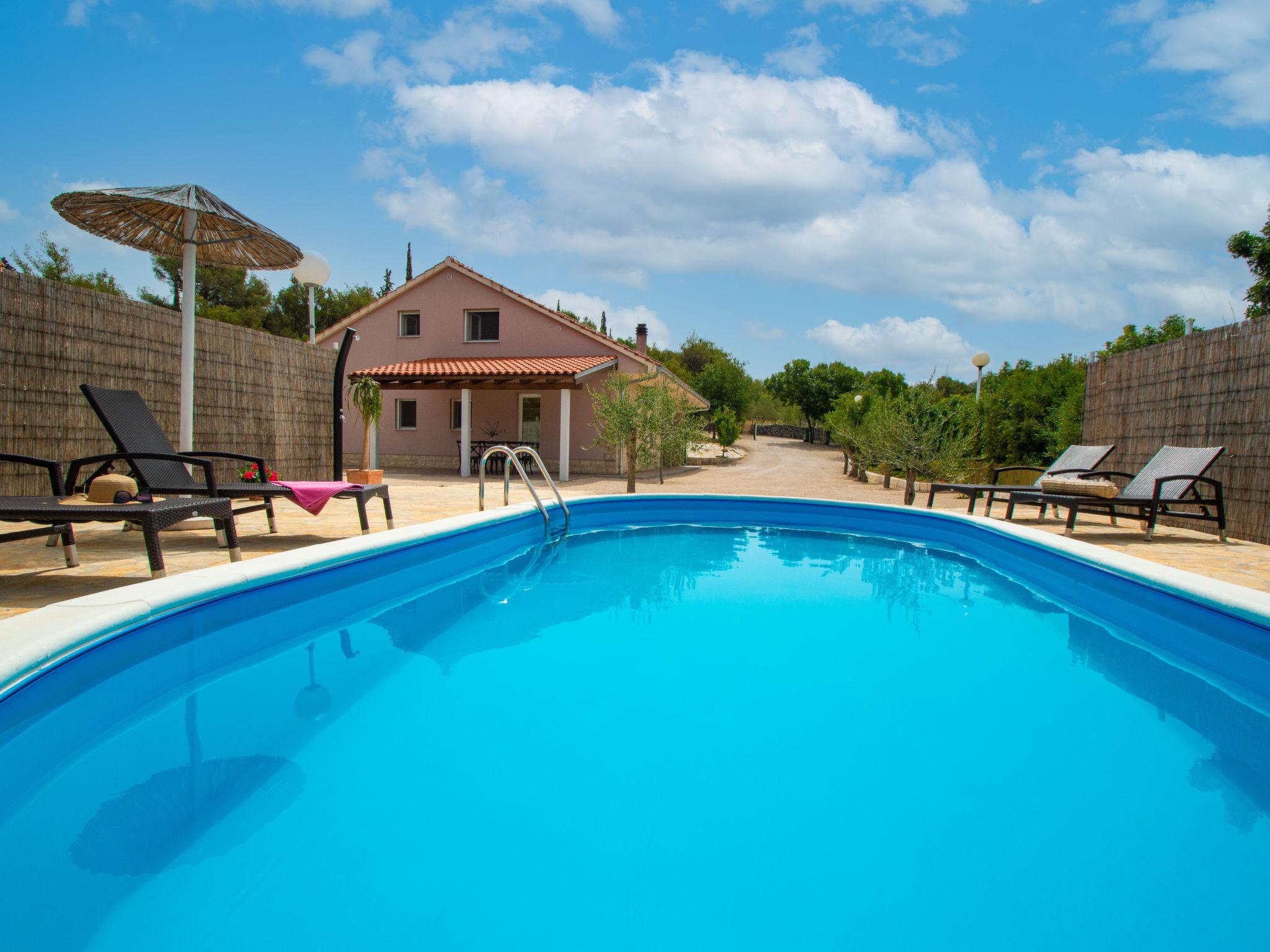 Photo 1 - Maison de 3 chambres à Sibenik avec piscine privée et jardin