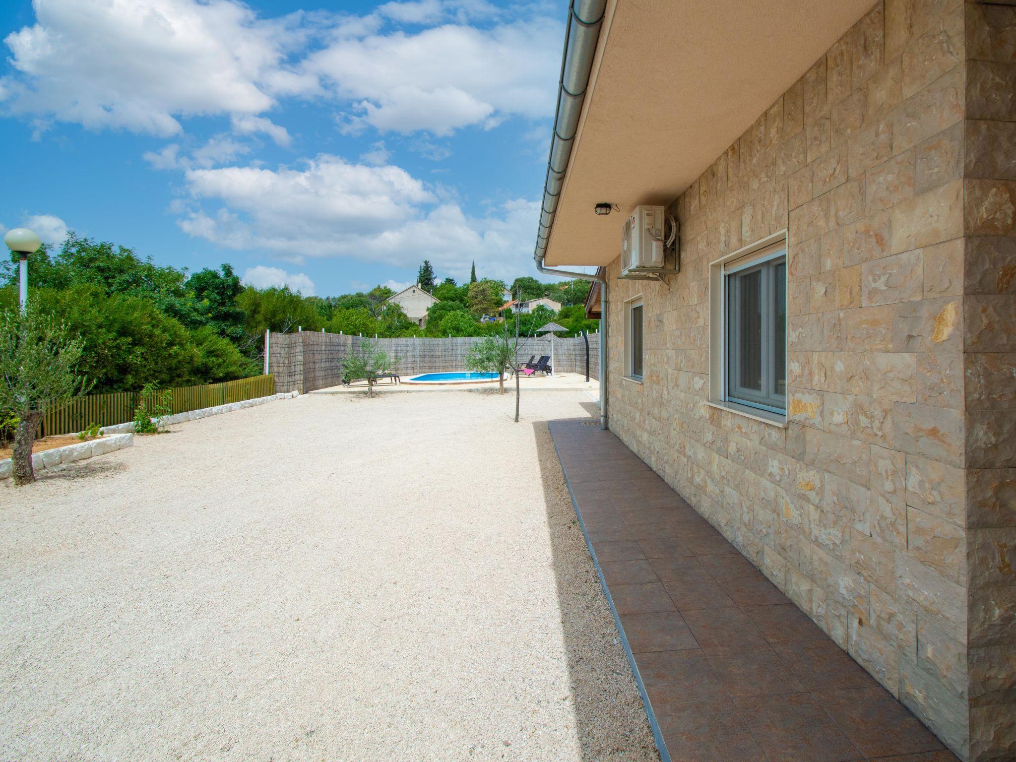 Foto 32 - Casa de 3 quartos em Sibenik com piscina privada e jardim