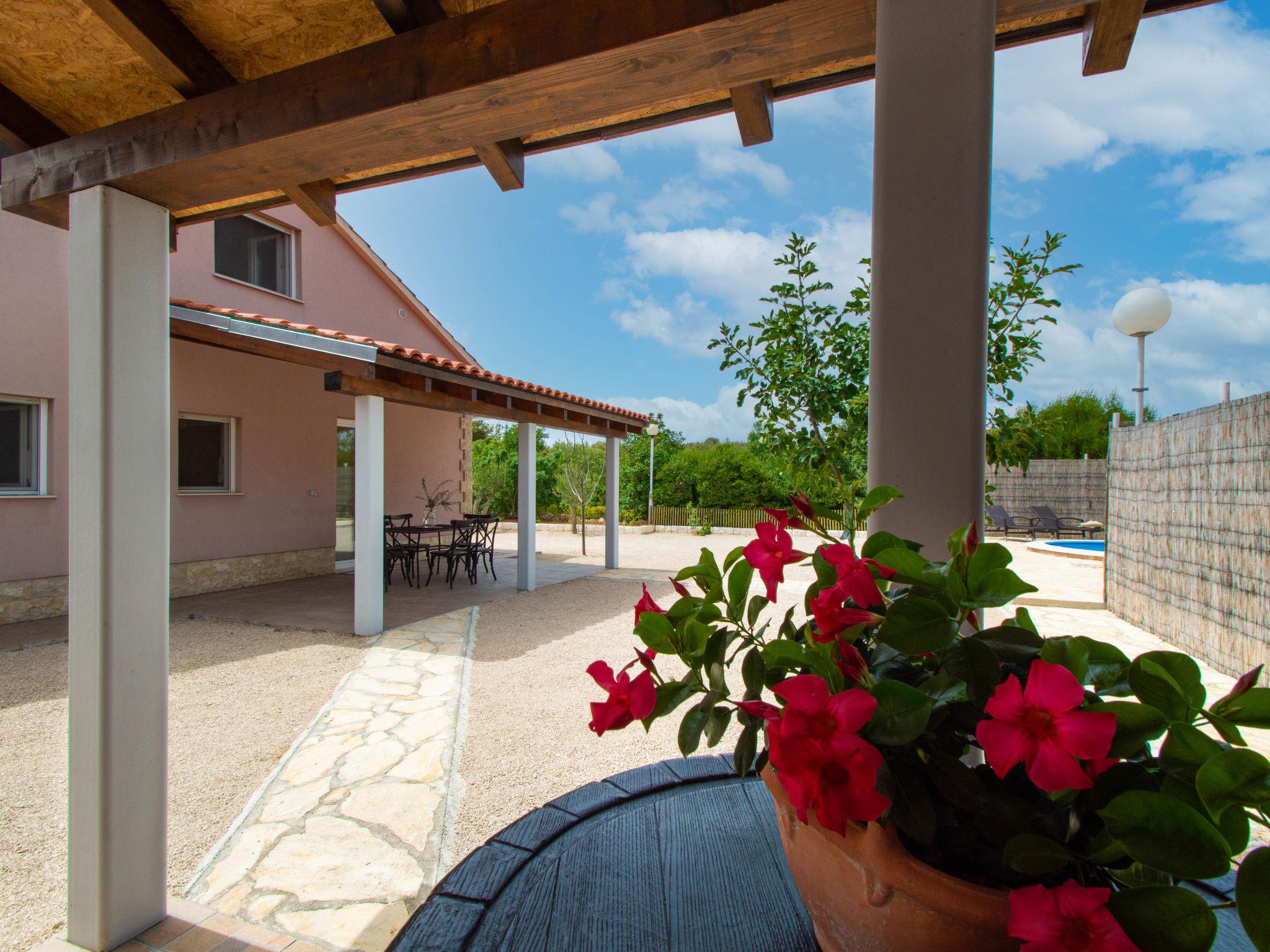 Foto 3 - Casa de 3 quartos em Sibenik com piscina privada e terraço