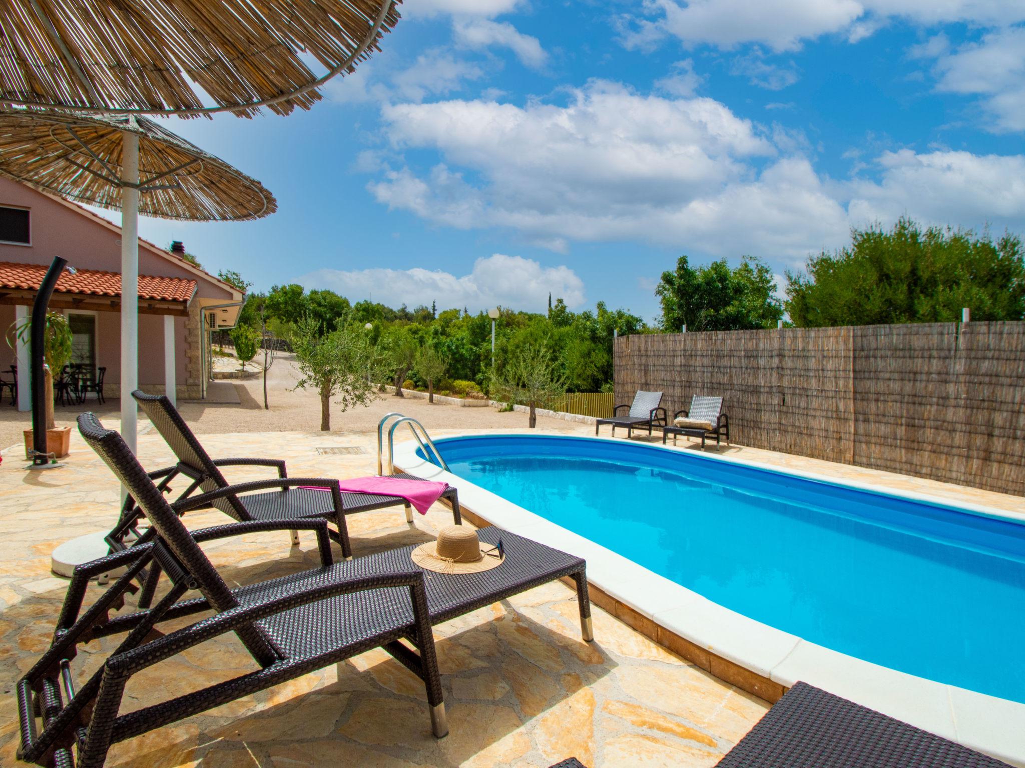 Foto 2 - Casa de 3 quartos em Sibenik com piscina privada e terraço