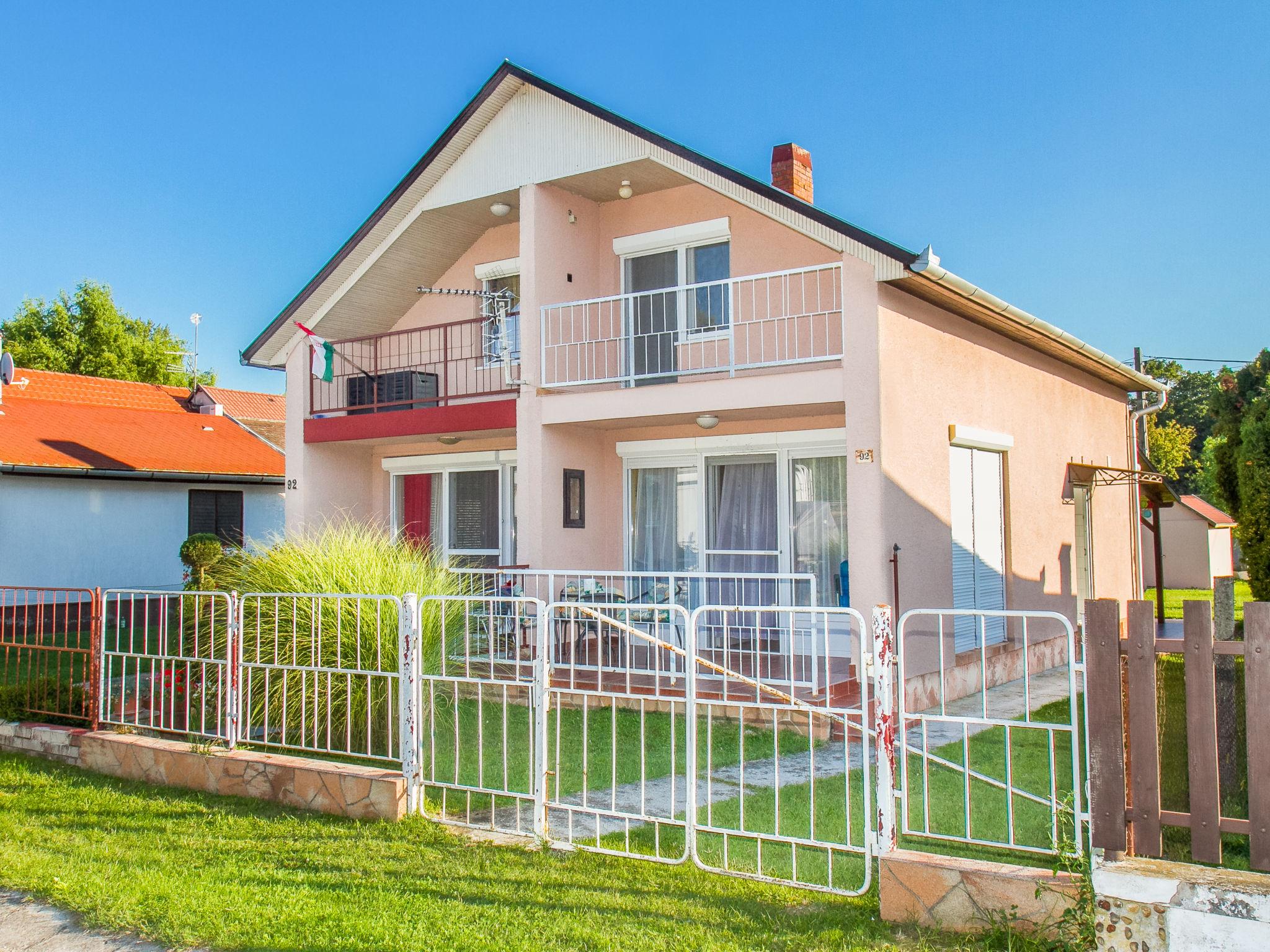 Foto 1 - Casa de 2 habitaciones en Balatonmáriafürdő con jardín y terraza