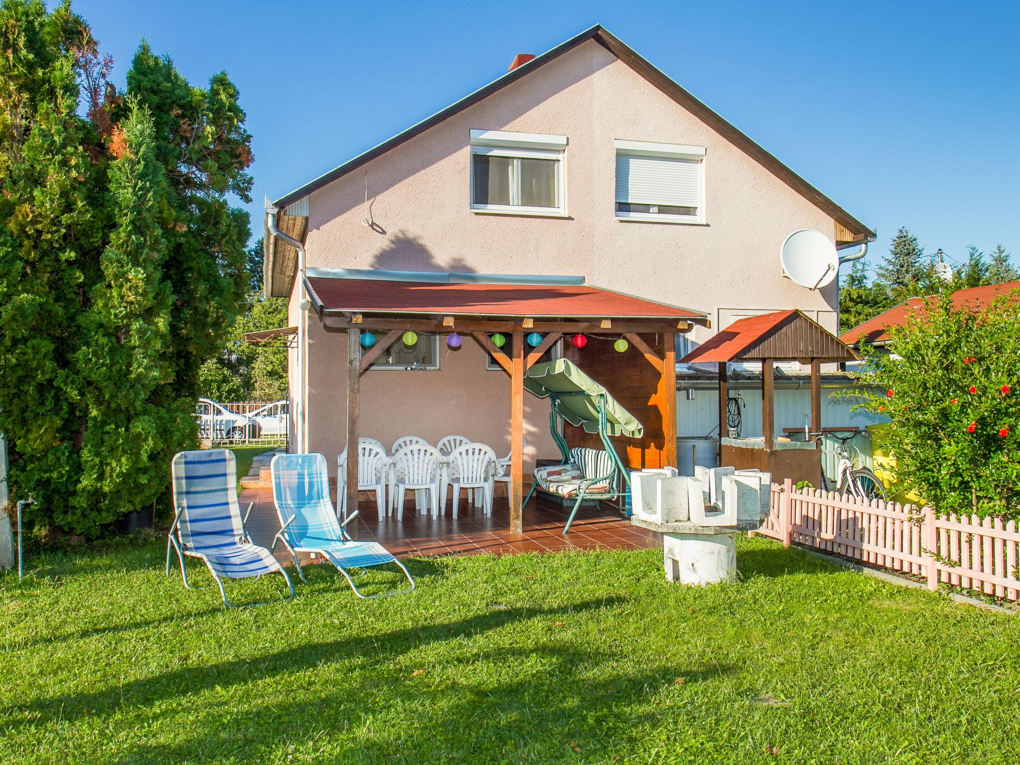 Foto 2 - Casa de 2 quartos em Balatonmáriafürdő com jardim e terraço