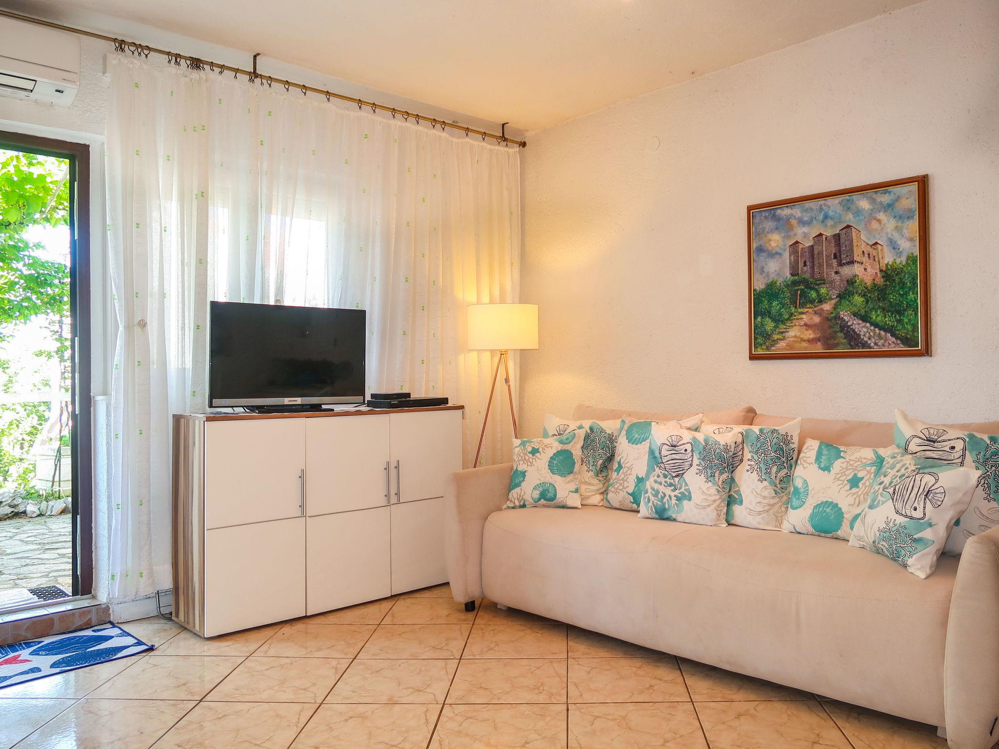 Foto 4 - Apartamento de 1 quarto em Senj com jardim e terraço