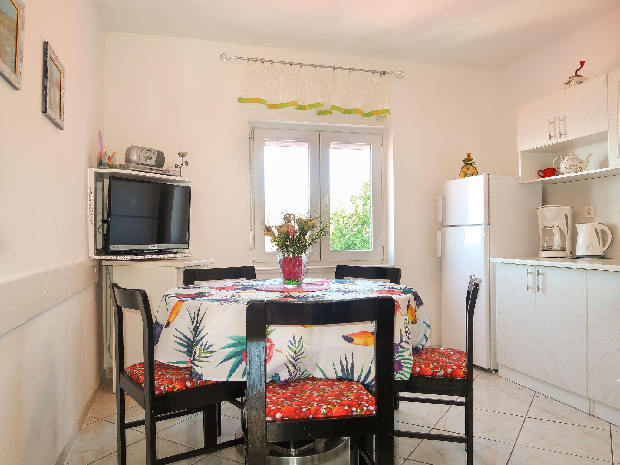 Foto 9 - Apartamento de 2 quartos em Senj com jardim e terraço