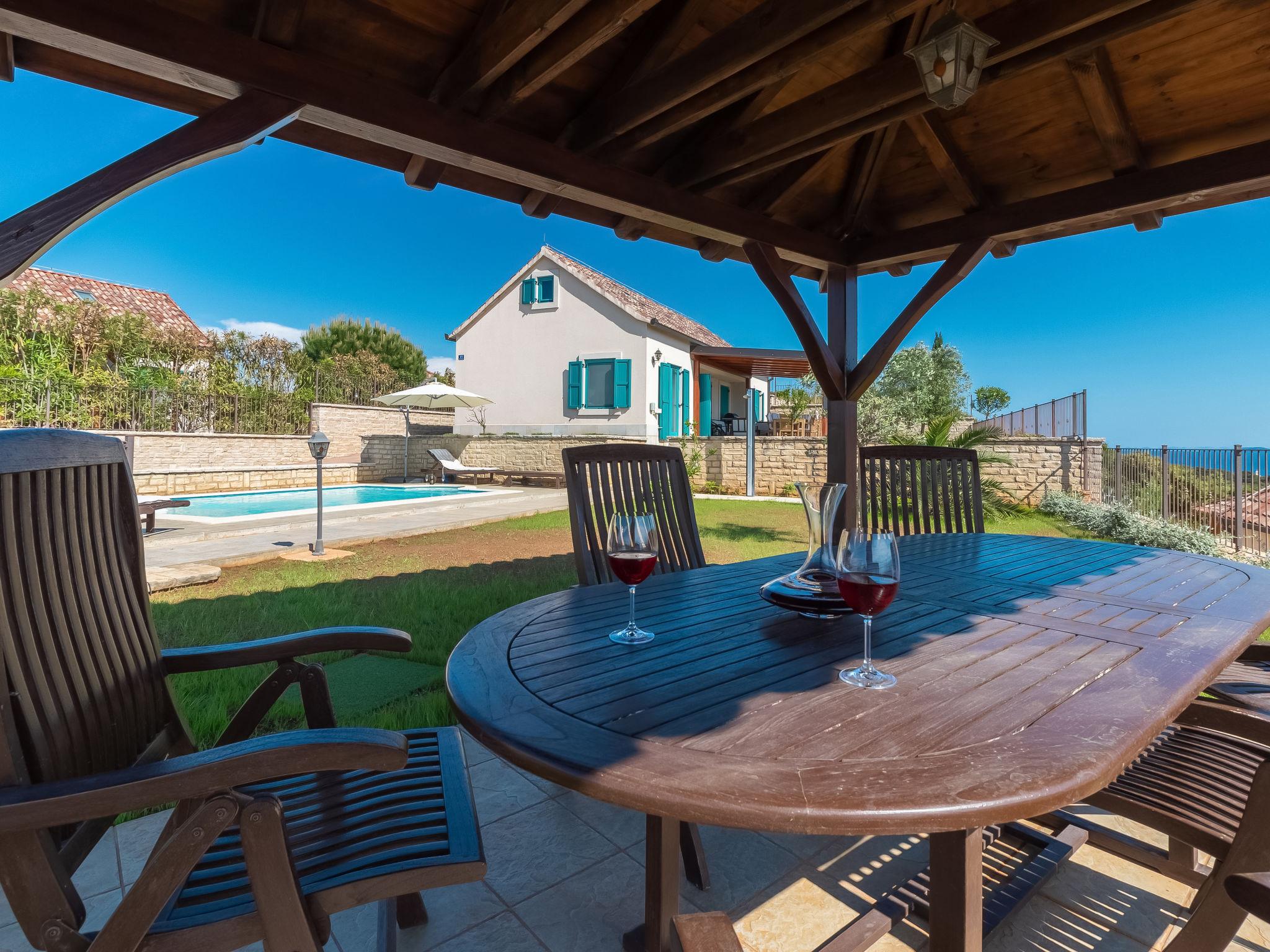 Photo 17 - Maison de 3 chambres à Preko avec piscine privée et vues à la mer