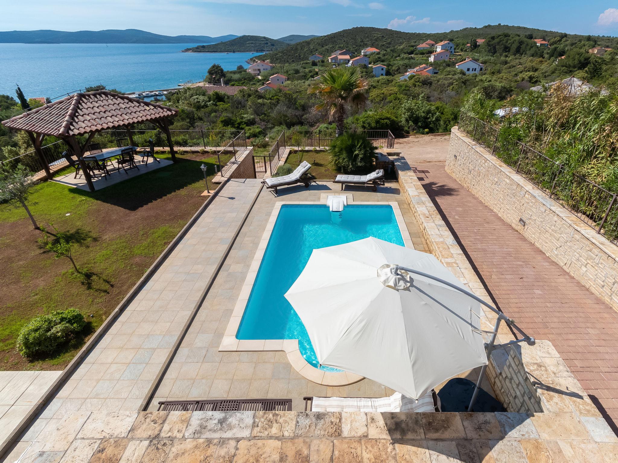 Photo 2 - Maison de 3 chambres à Preko avec piscine privée et vues à la mer