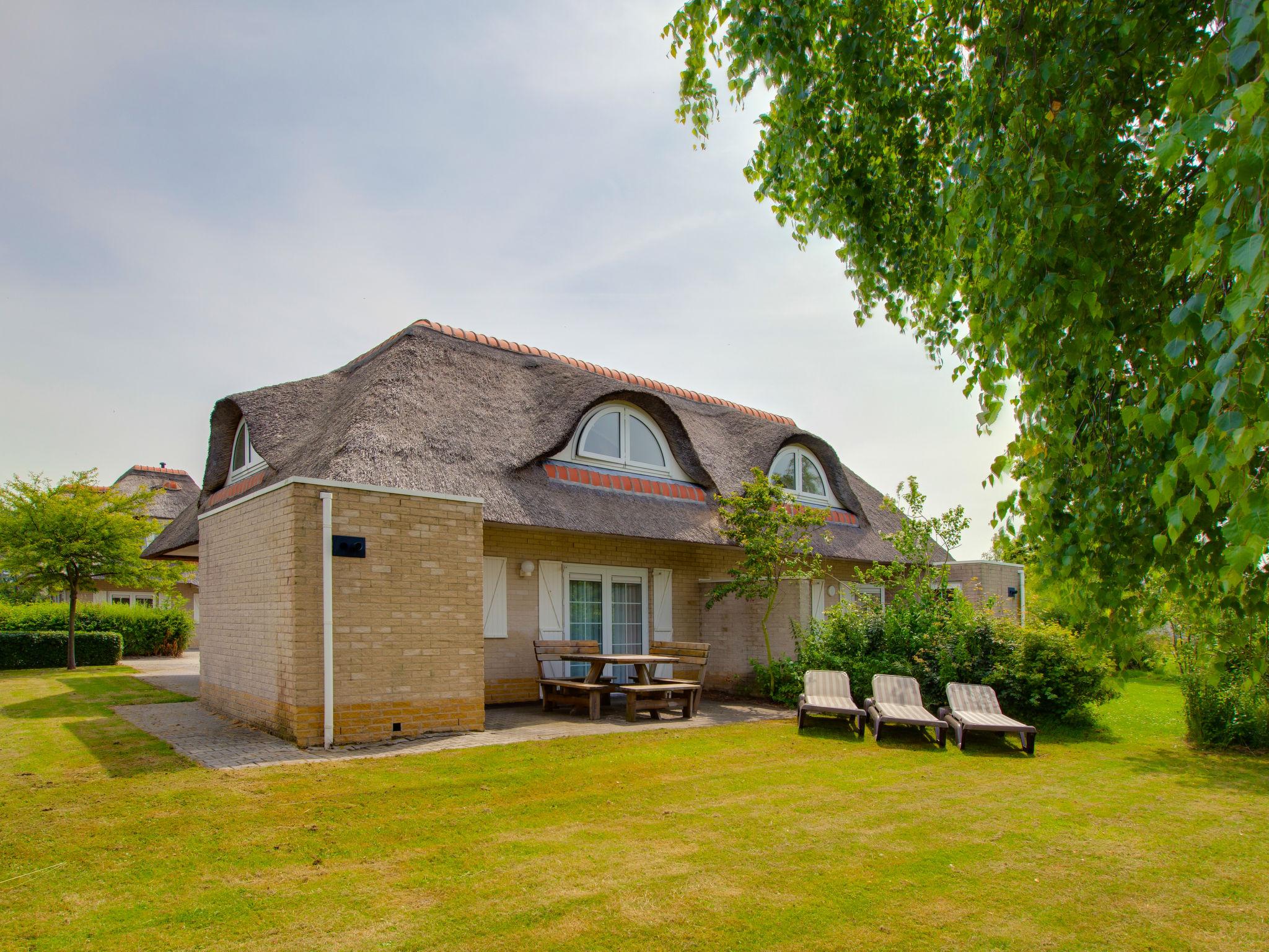 Photo 1 - Maison de 4 chambres à Hellevoetsluis avec piscine et vues à la mer