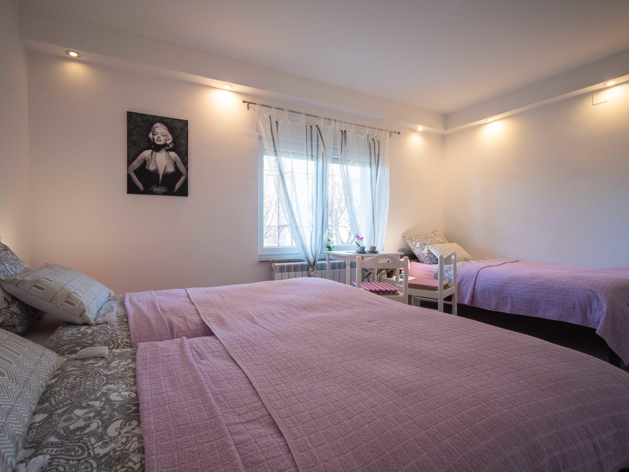 Foto 16 - Appartamento con 2 camere da letto a Jelenje con piscina privata e vista mare