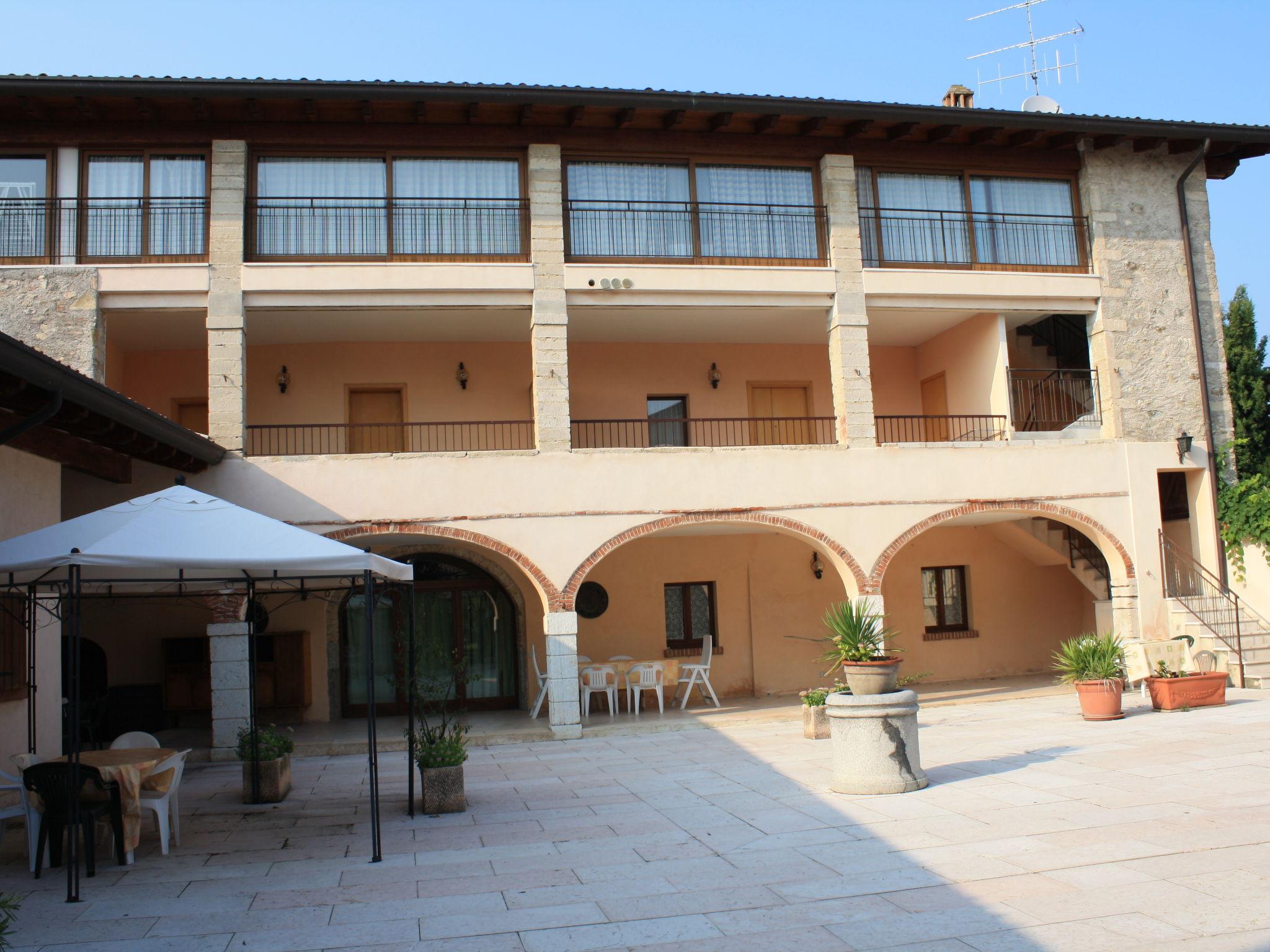 Photo 4 - 3 bedroom Apartment in Salò with swimming pool and garden