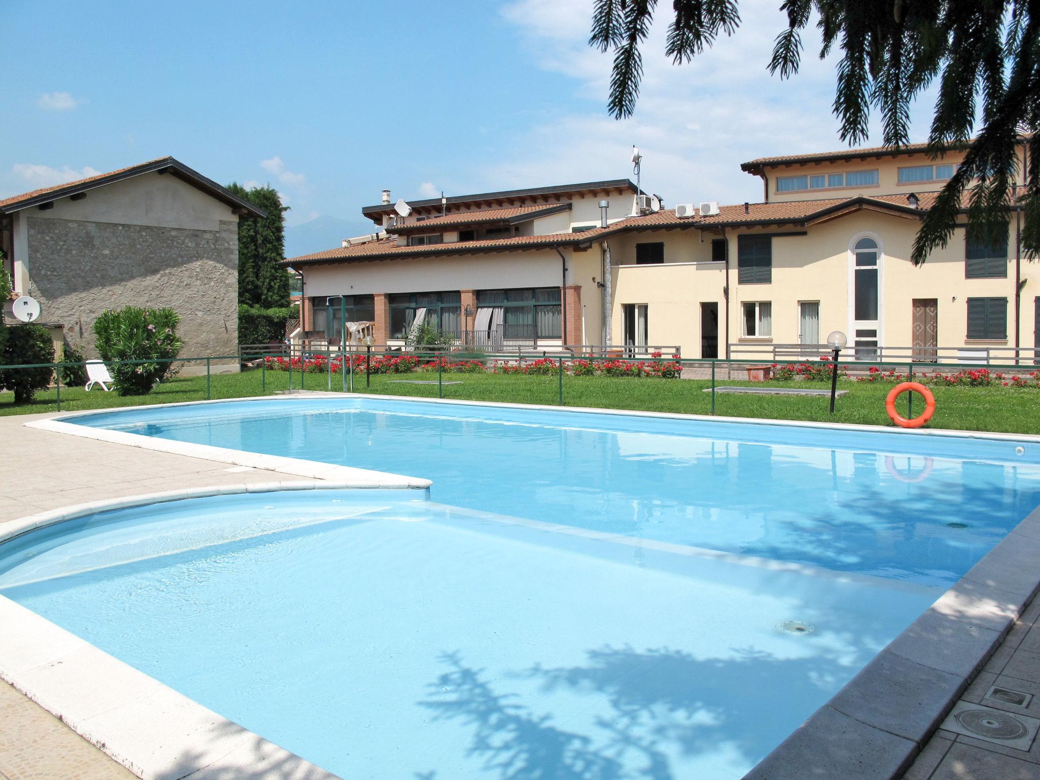 Foto 17 - Apartamento de 3 habitaciones en Salò con piscina y vistas a la montaña