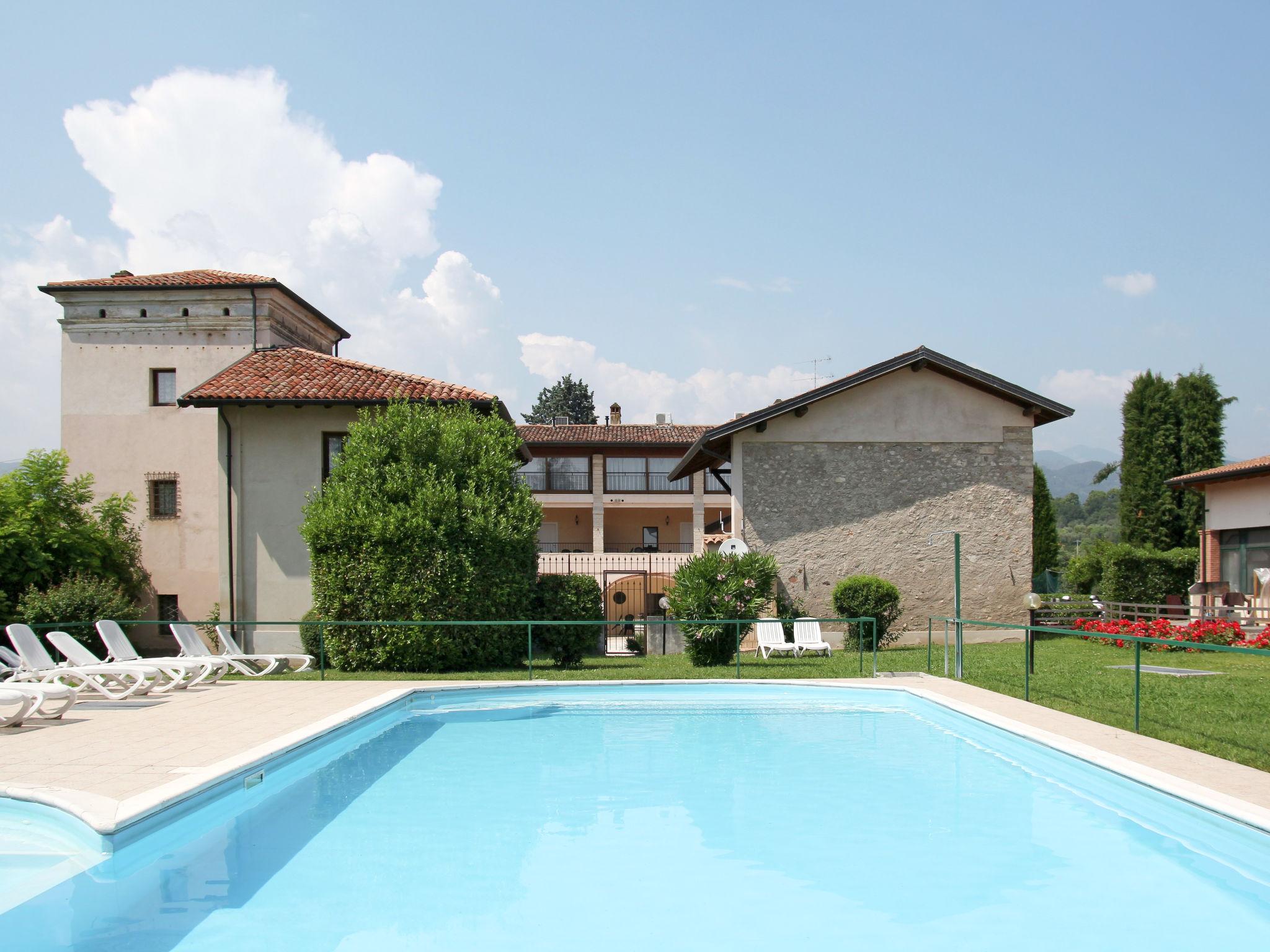 Photo 15 - Appartement de 1 chambre à Salò avec piscine et vues sur la montagne