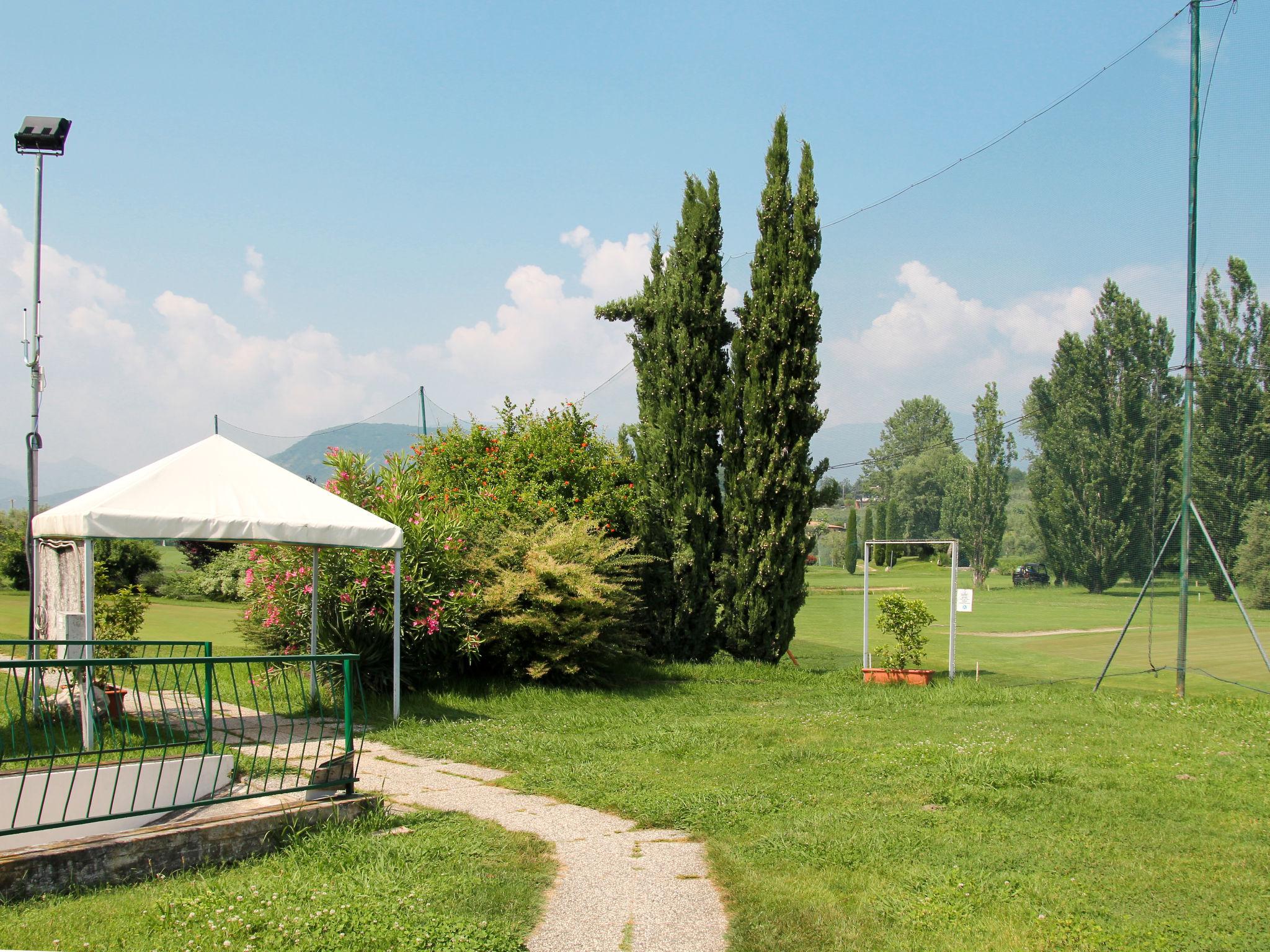 Foto 24 - Appartamento con 3 camere da letto a Salò con piscina e vista sulle montagne