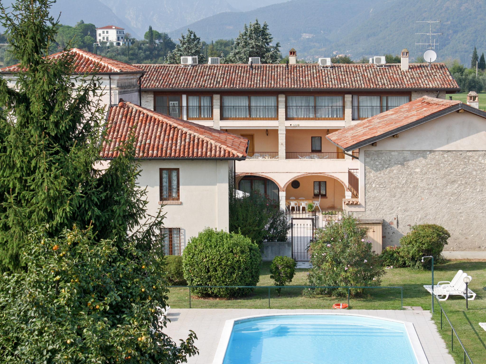 Foto 1 - Apartamento de 2 habitaciones en Salò con piscina y vistas a la montaña