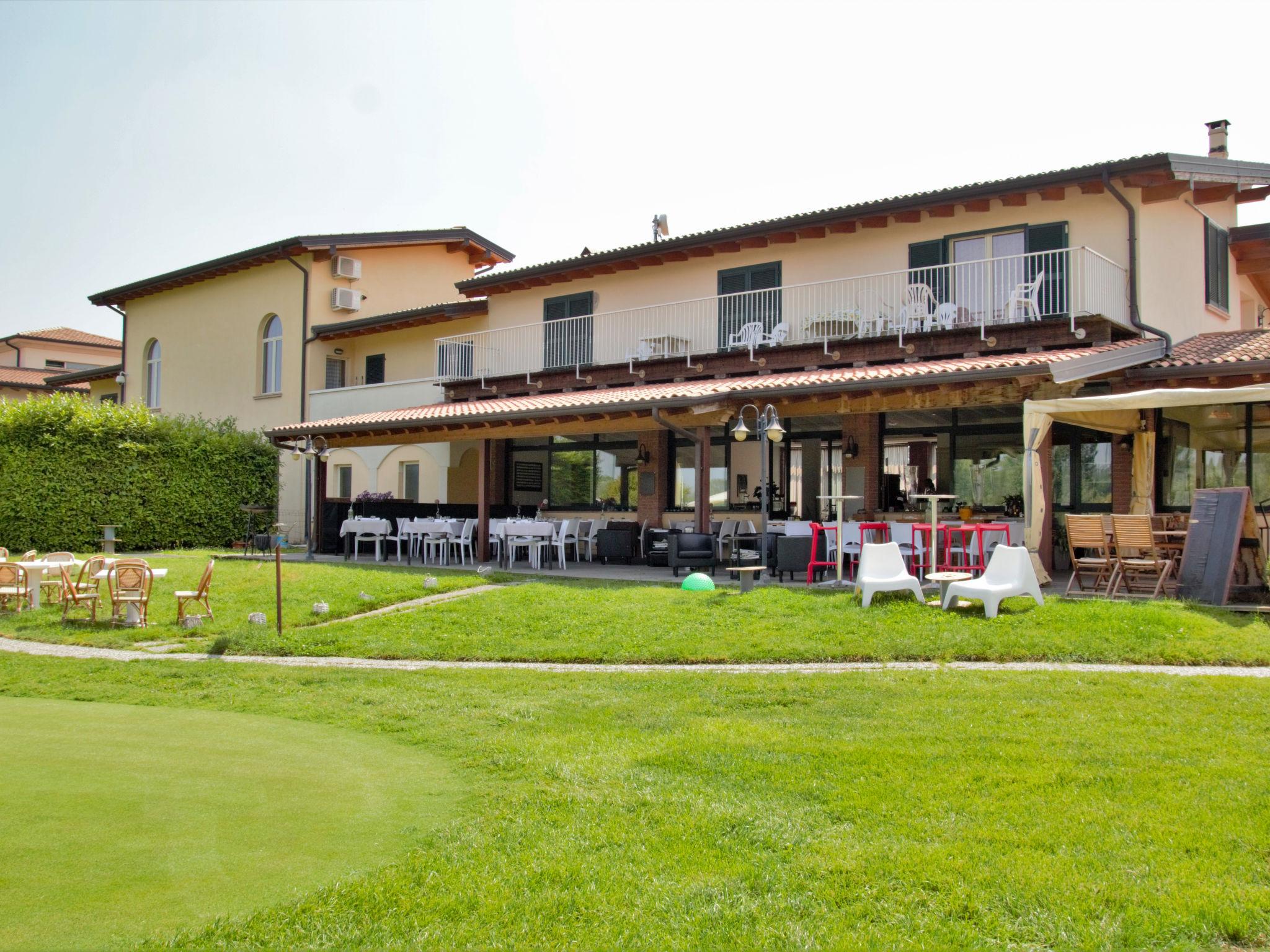 Foto 19 - Appartamento con 3 camere da letto a Salò con piscina e vista sulle montagne