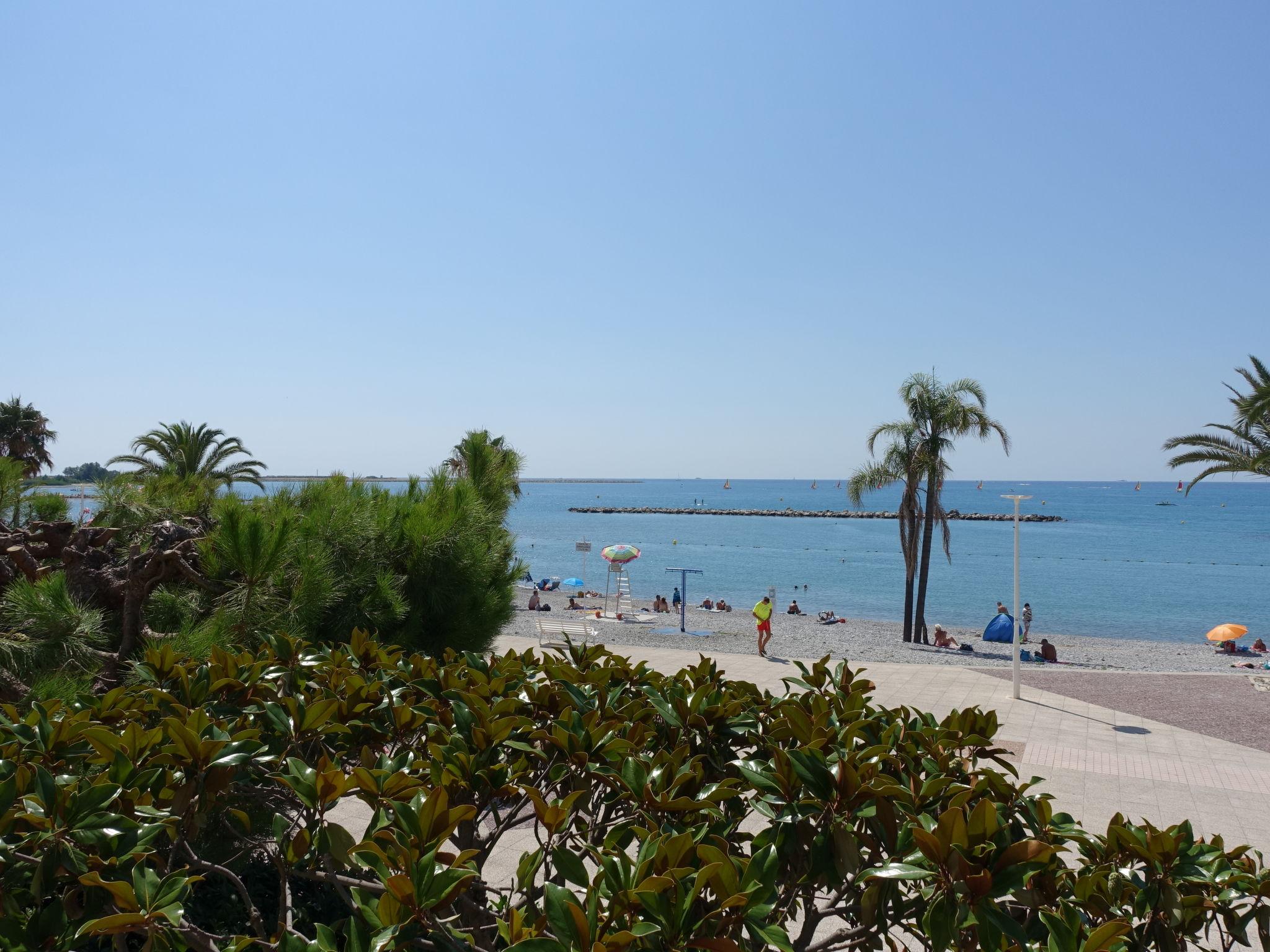 Foto 16 - Appartamento con 1 camera da letto a Saint-Laurent-du-Var con terrazza e vista mare