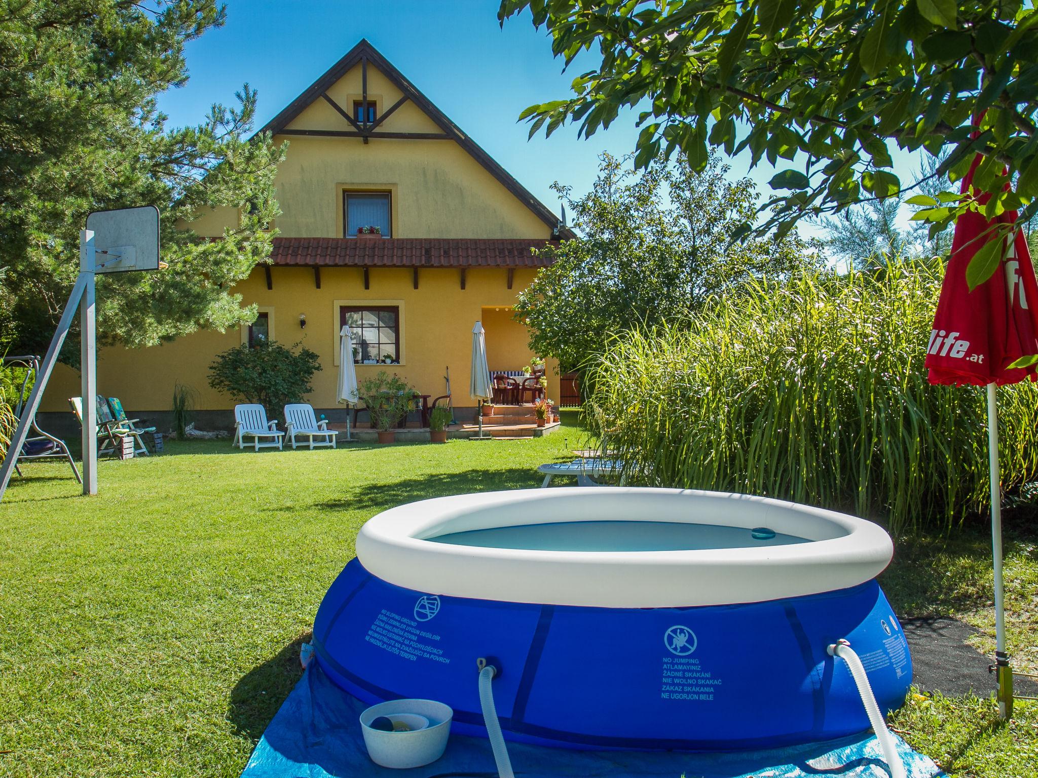 Foto 1 - Casa de 3 habitaciones en Balatonkeresztúr con piscina privada y jardín