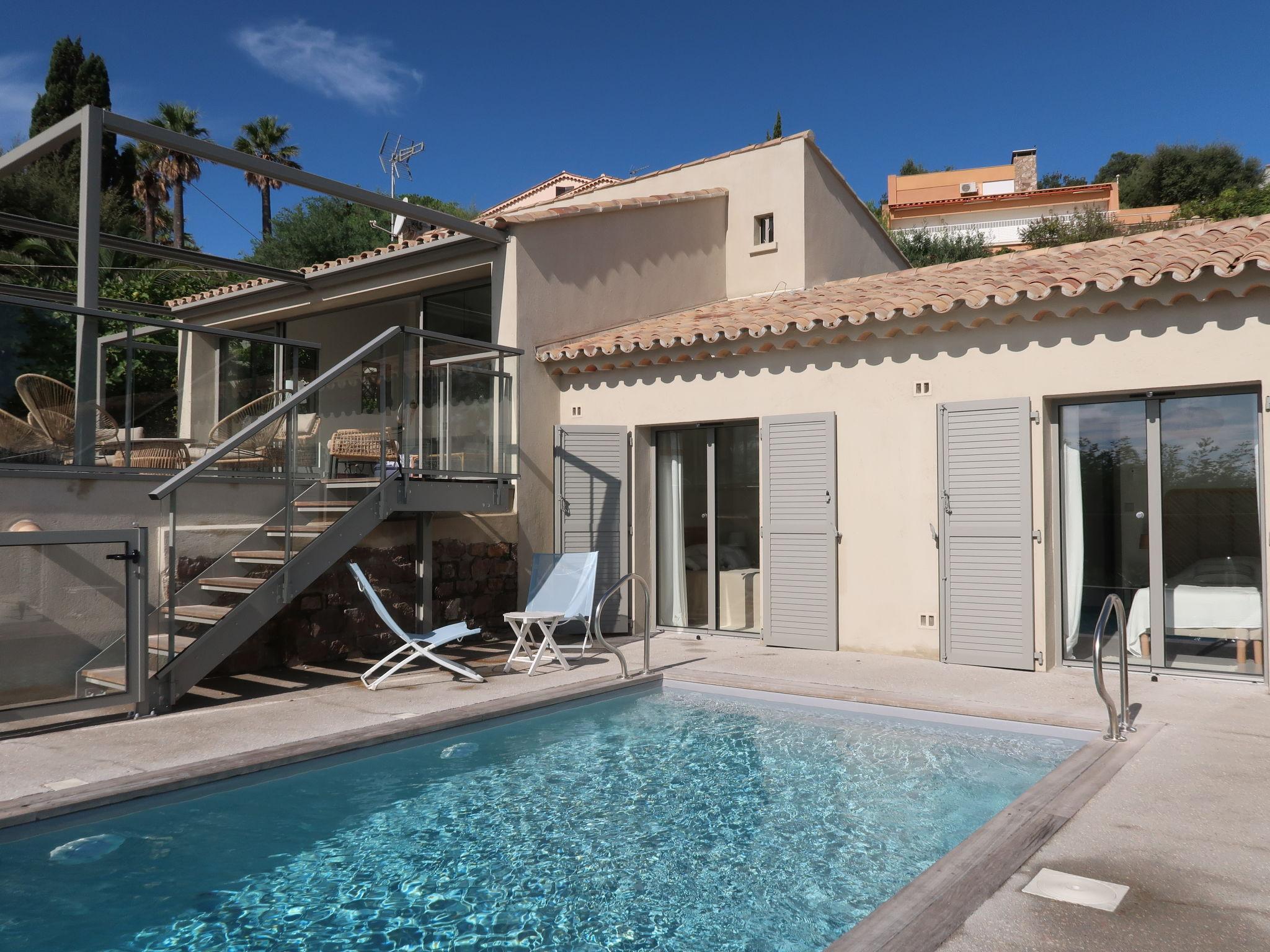 Foto 1 - Haus mit 4 Schlafzimmern in Sainte-Maxime mit privater pool und blick aufs meer