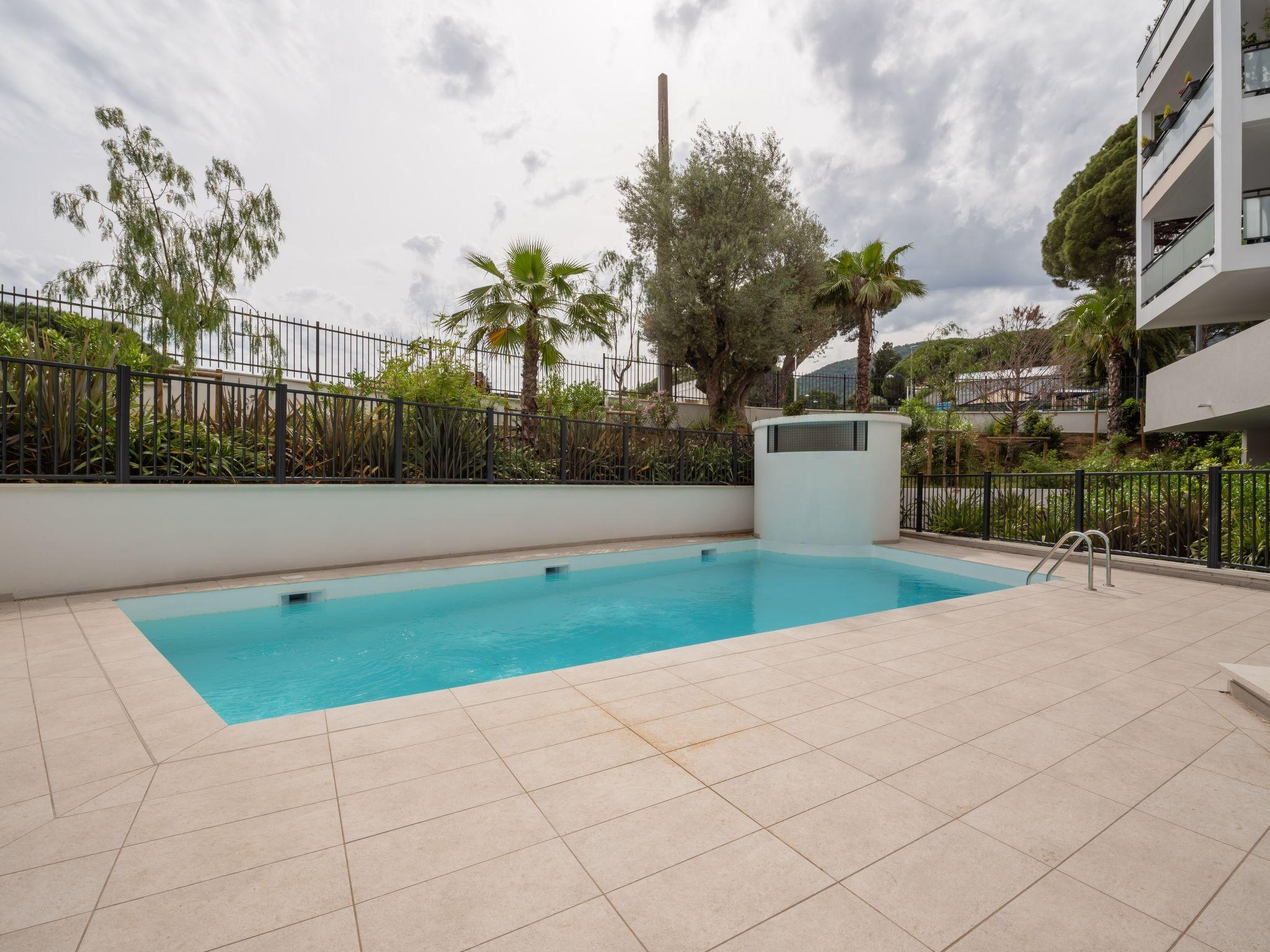 Foto 5 - Apartamento de 1 habitación en Cavalaire-sur-Mer con piscina y terraza