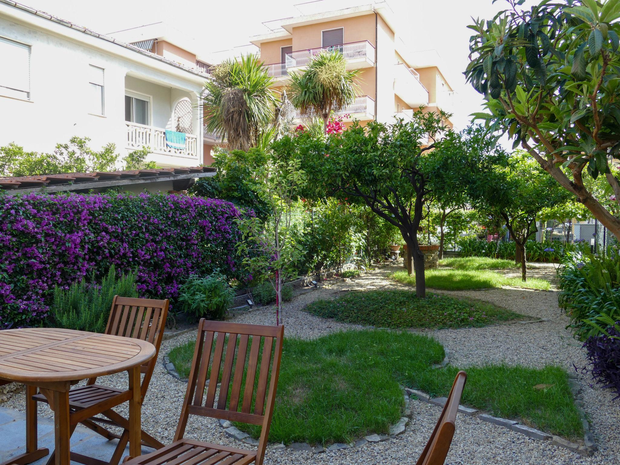 Foto 3 - Apartamento de 2 habitaciones en Diano Marina con jardín y vistas al mar