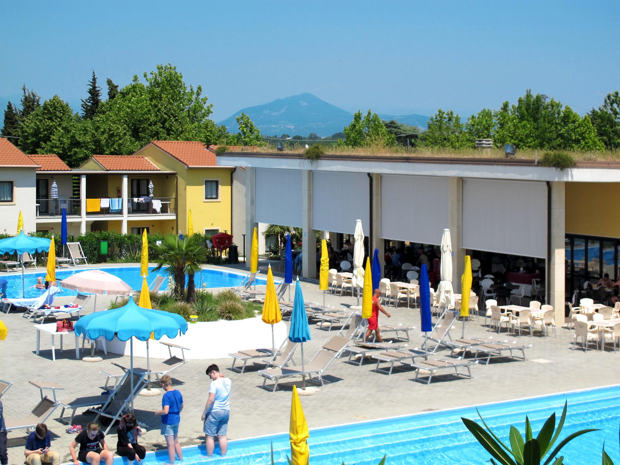 Photo 26 - 2 bedroom Apartment in Castelnuovo del Garda with swimming pool and mountain view