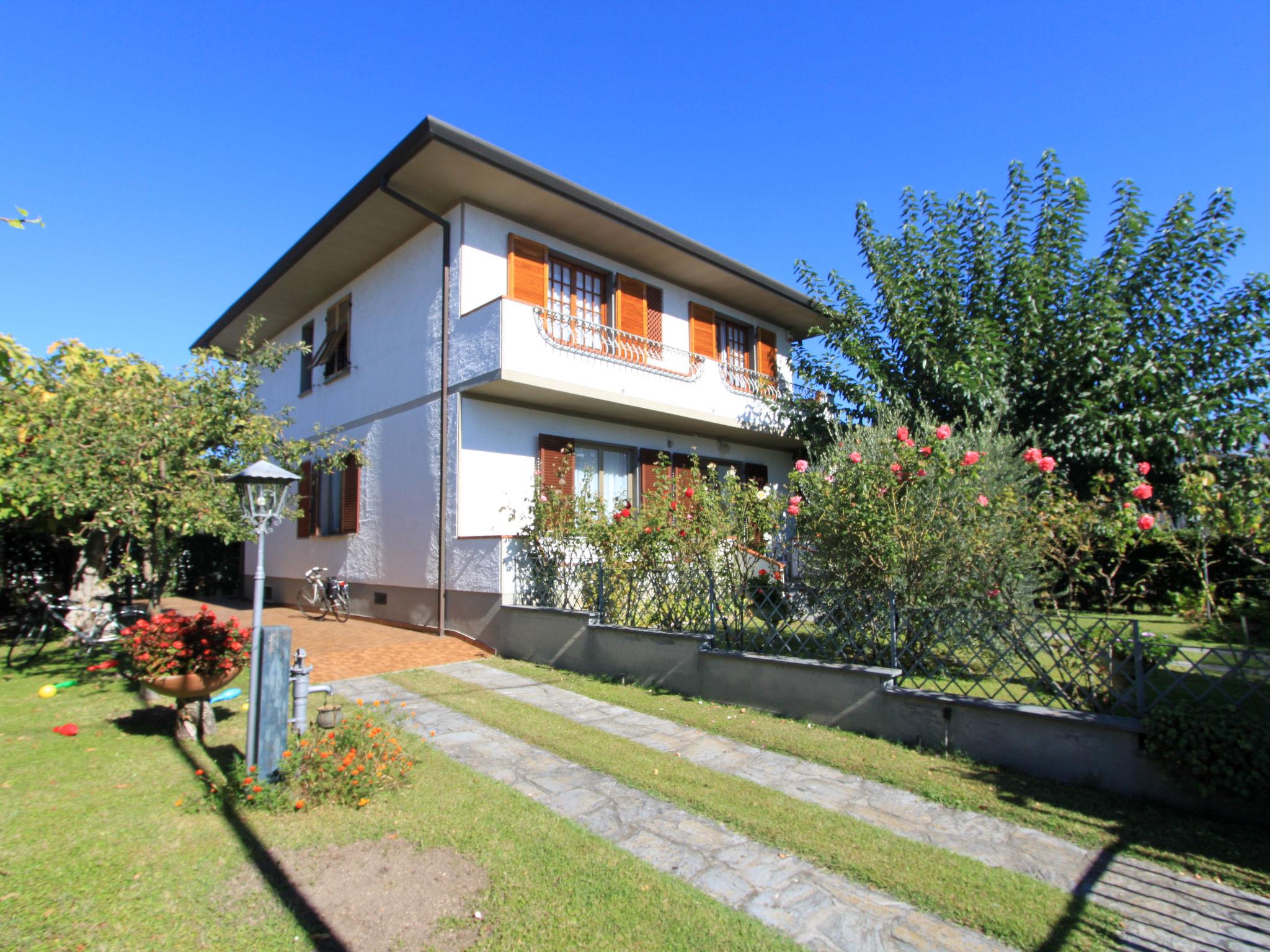 Foto 2 - Casa de 3 habitaciones en Forte dei Marmi con jardín y vistas al mar