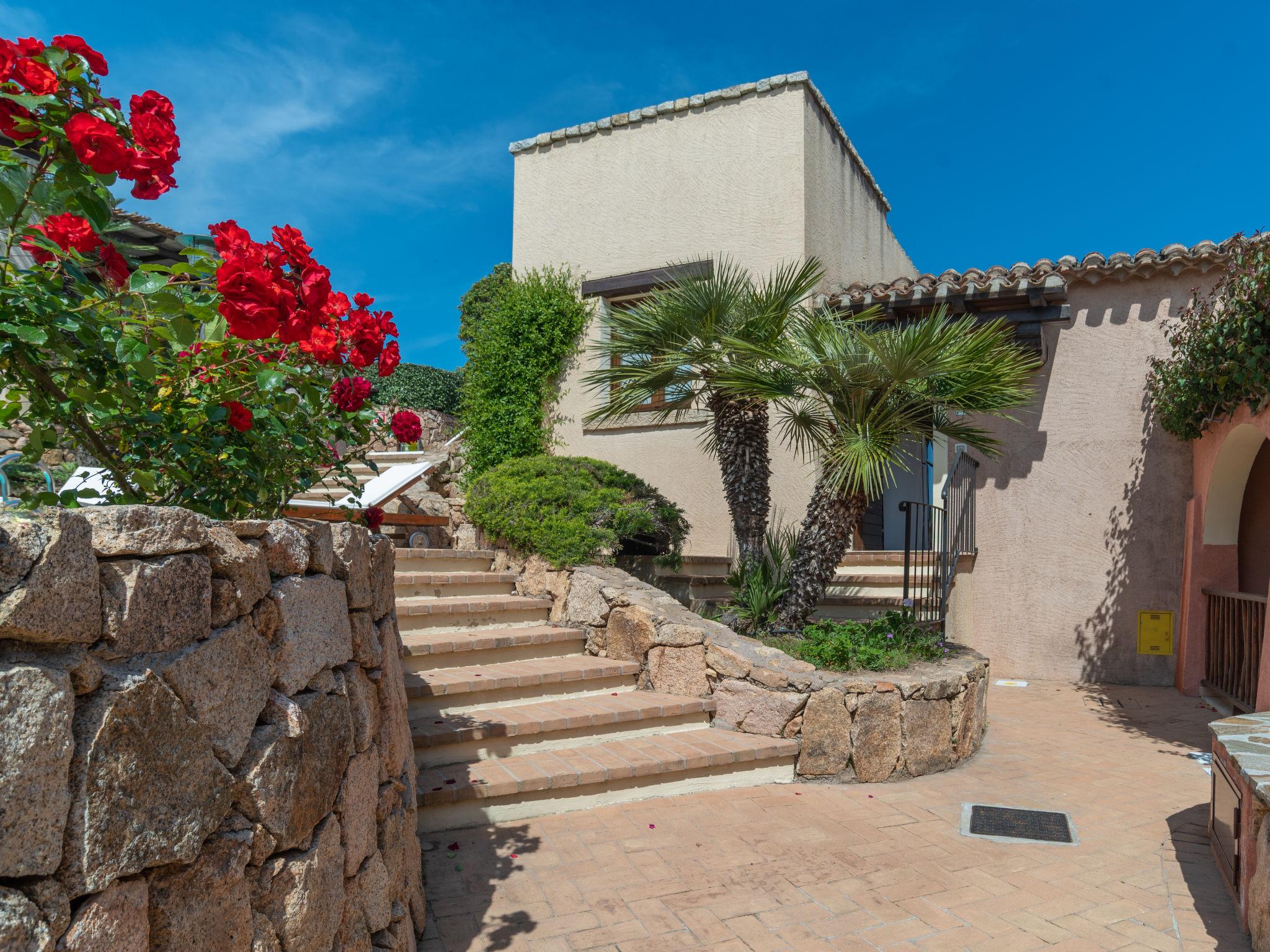 Foto 4 - Haus mit 2 Schlafzimmern in Loiri Porto San Paolo mit schwimmbad und garten