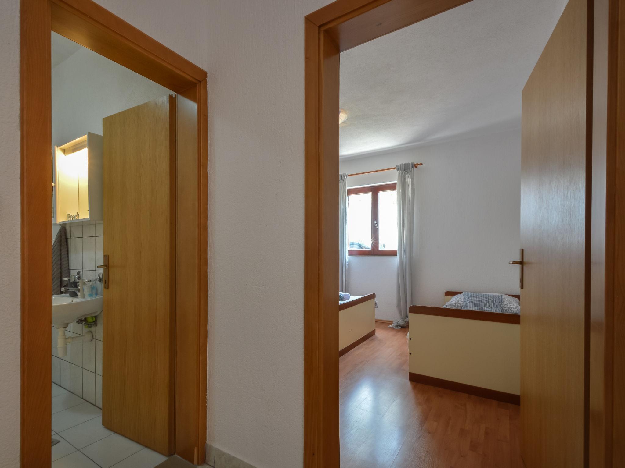 Foto 9 - Apartamento de 2 habitaciones en Obrovac con vistas al mar