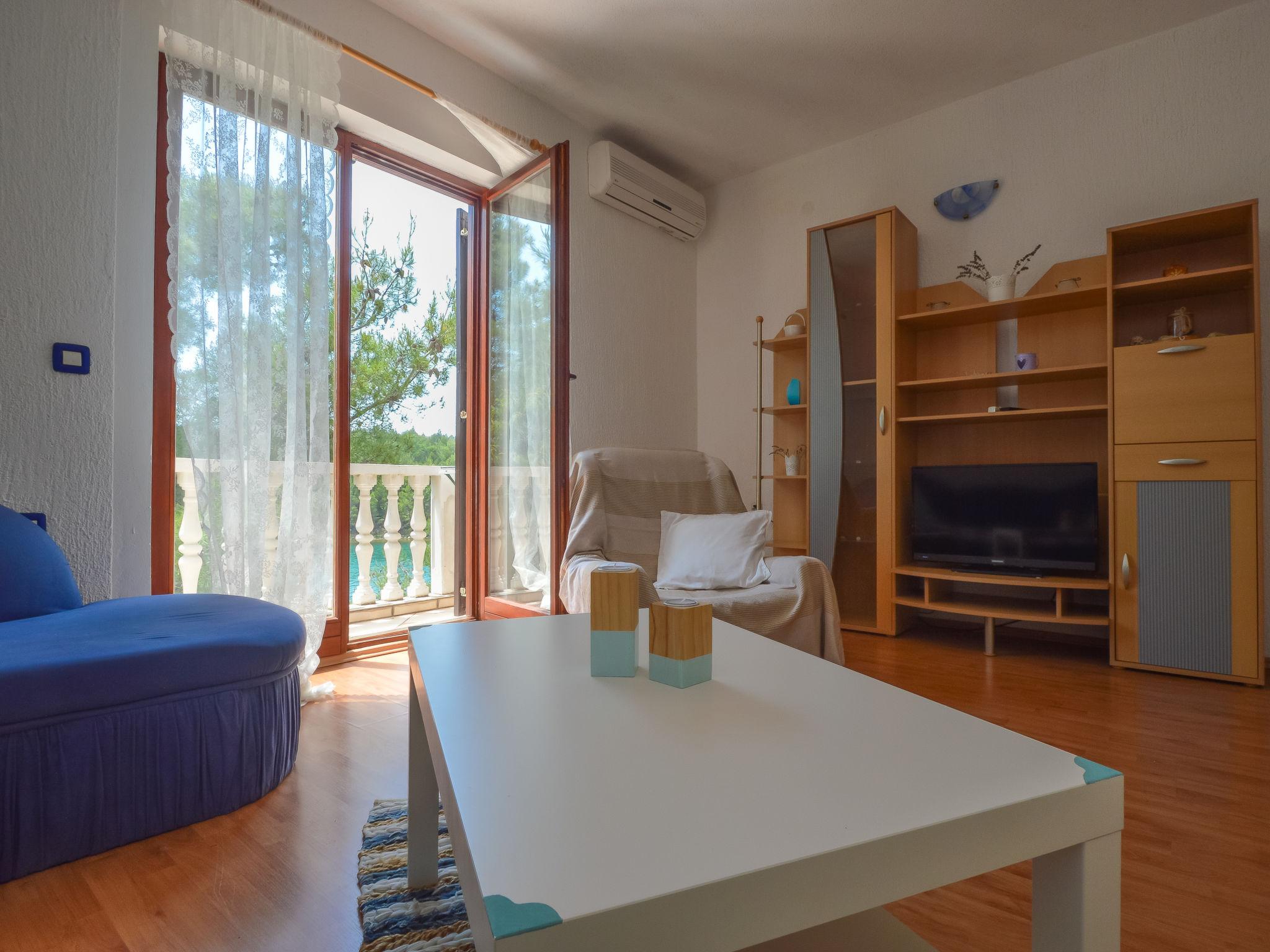Foto 3 - Apartamento de 2 habitaciones en Obrovac con vistas al mar