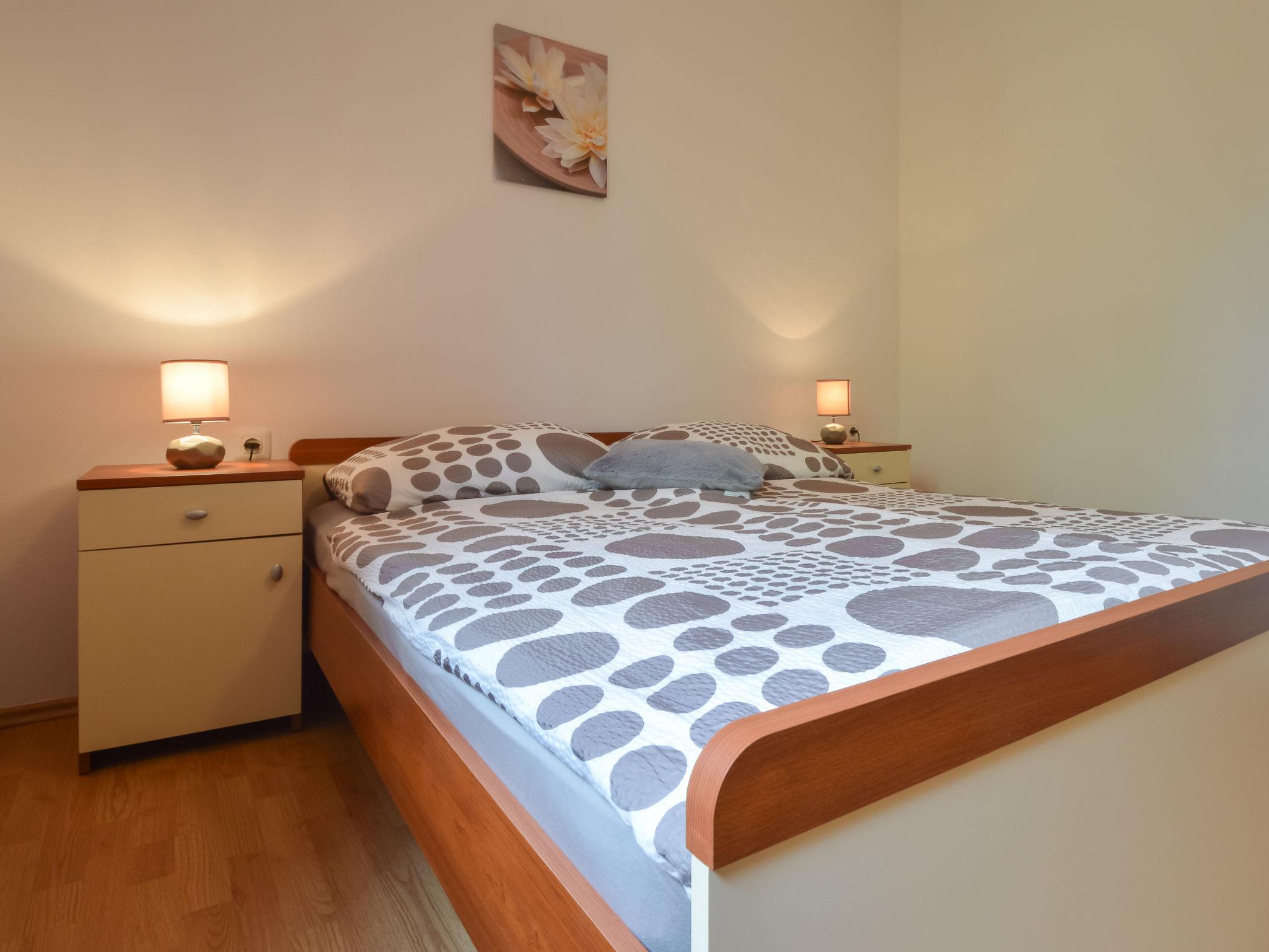 Foto 10 - Appartamento con 2 camere da letto a Obrovac con vista mare