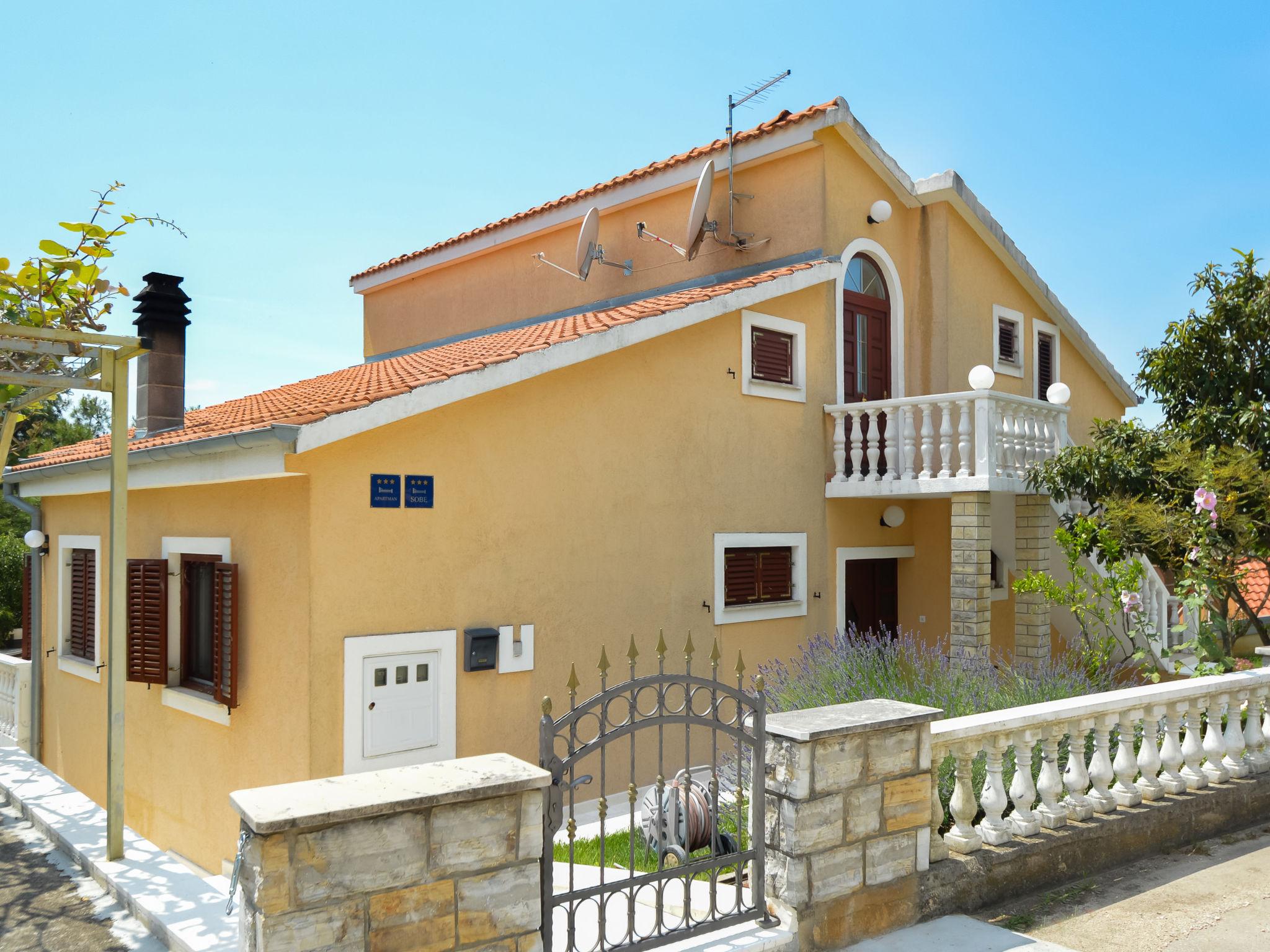 Foto 25 - Apartamento de 2 habitaciones en Obrovac con vistas al mar