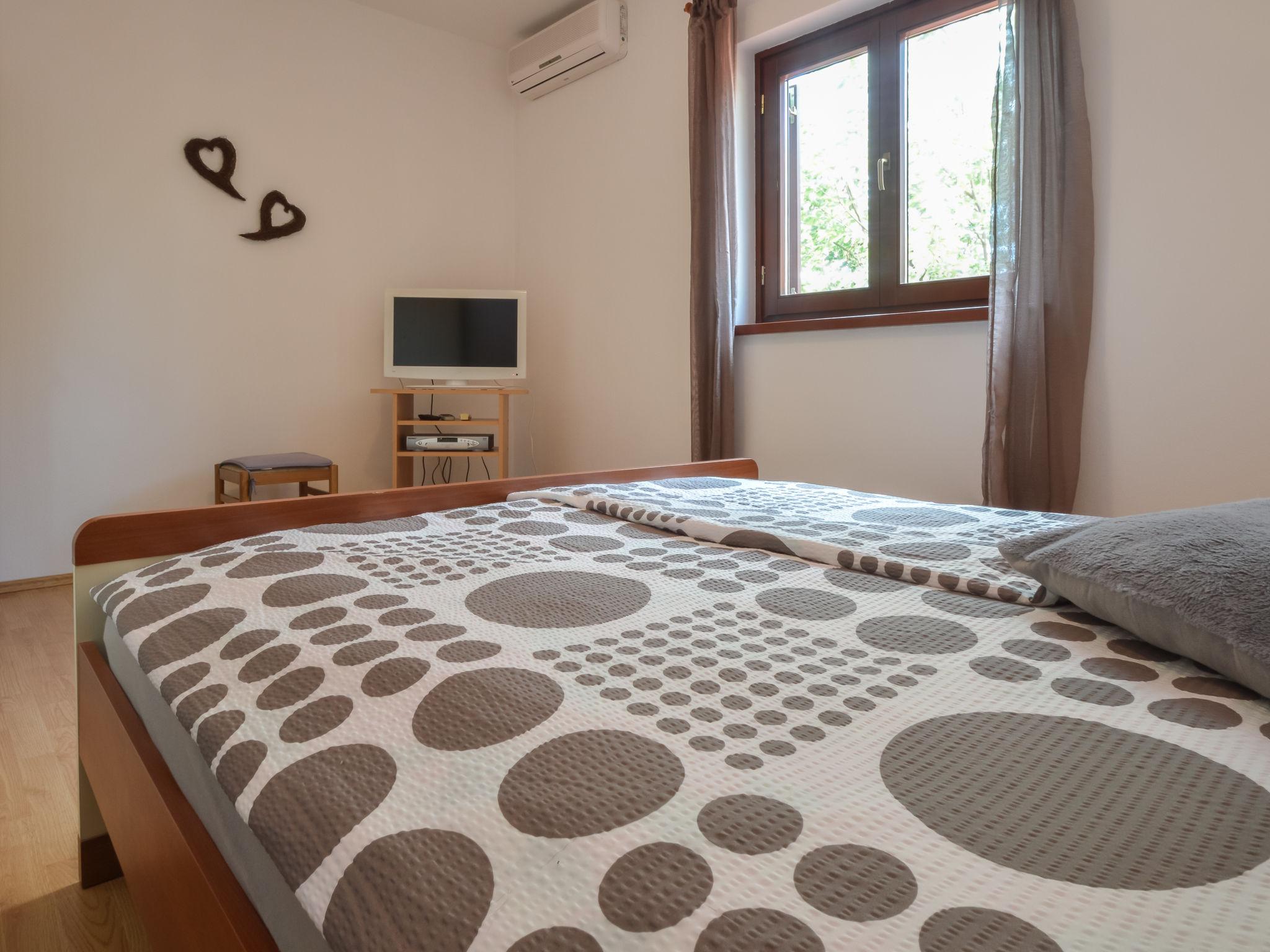Foto 12 - Apartamento de 2 habitaciones en Obrovac con vistas al mar