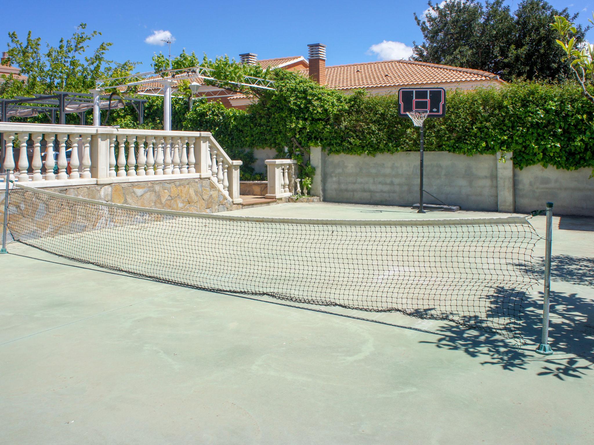 Foto 18 - Casa de 4 quartos em Sant Jaume dels Domenys com piscina privada e vistas do mar